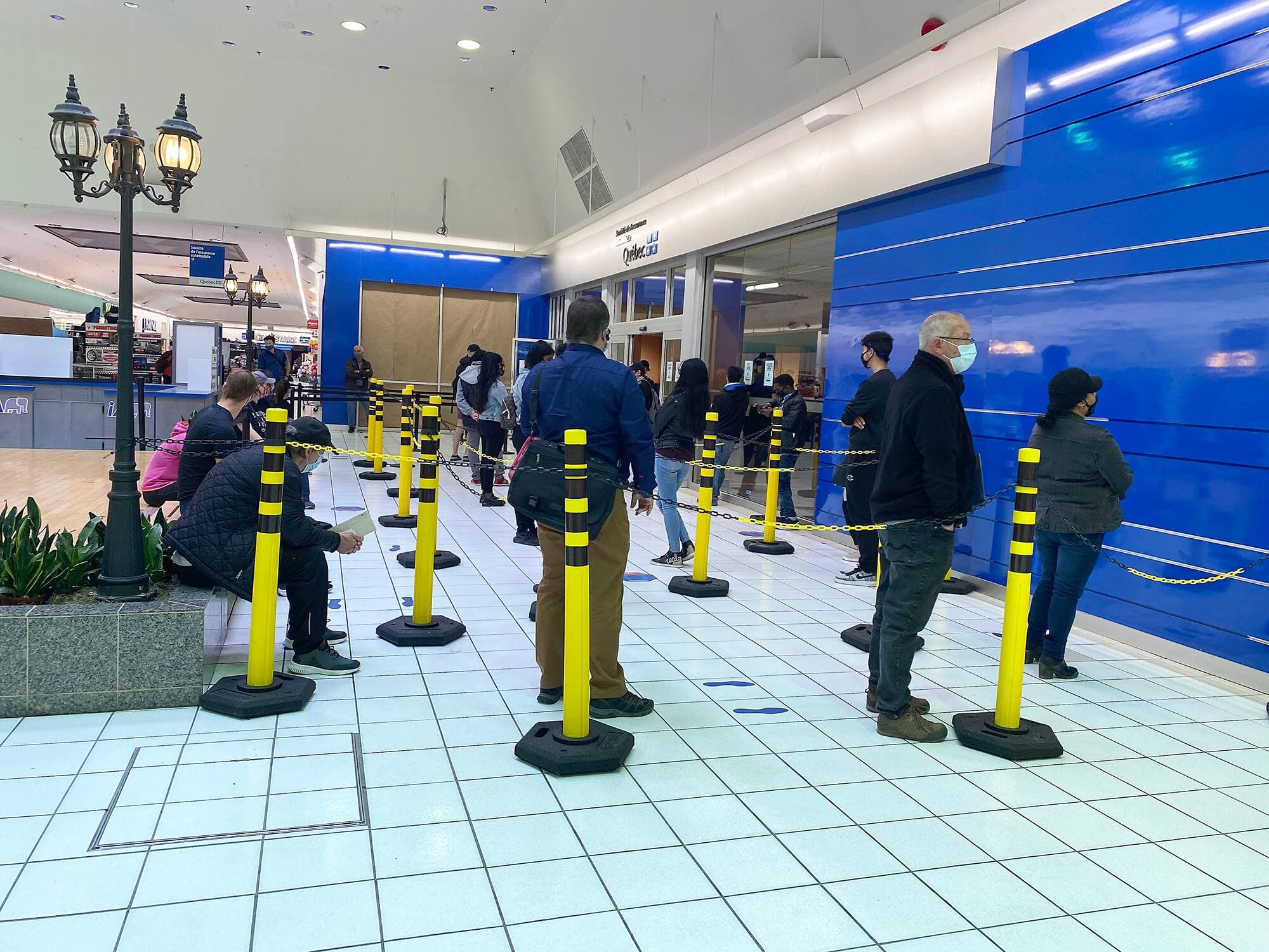 Les files d’attente ne sont pas rares devant les bureaux de la Société de l’assurance automobile du Québec, comme ici à la succursale de Saint-Léonard le 18 septembre, en raison de problèmes avec téléphone et de prise de rendez-vous qui sont surchargés.