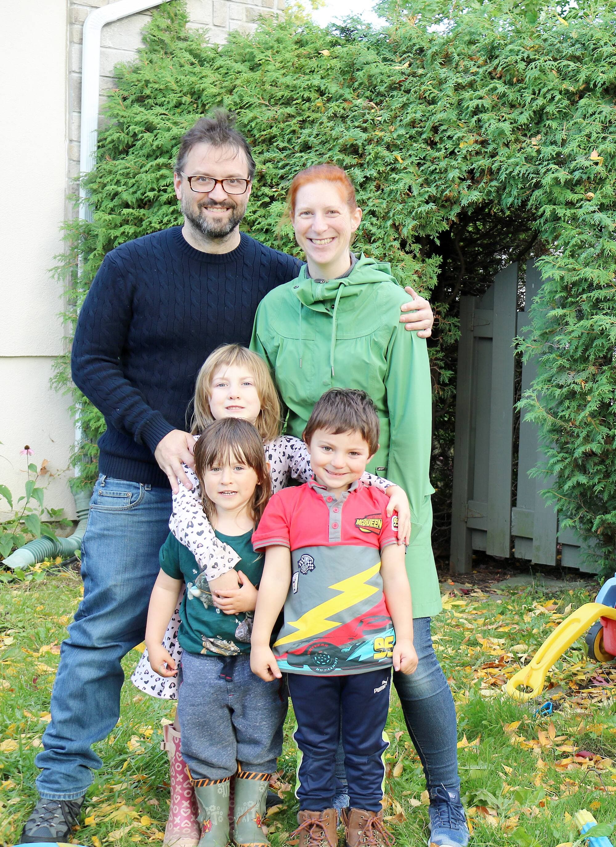 Dominique Favreau (38 ans), sa femme, Karine (34 ans), et ses enfants, Élizabeth (6 ans), Émile (5 ans) et Édouard (3 ans), qui sont déjà économes, ont réussi à épargner des milliers de dollars de plus avec la pandémie. On les voit ici à Laval, mercredi dernier.