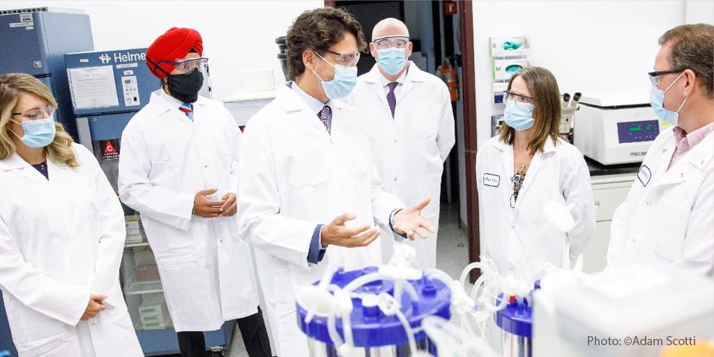 Le premier ministre Justin Trudeau était dans les installations du CNRC à Montréal en août 2020. C’est là qu’on prévoyait produire des doses de vaccins chinois.