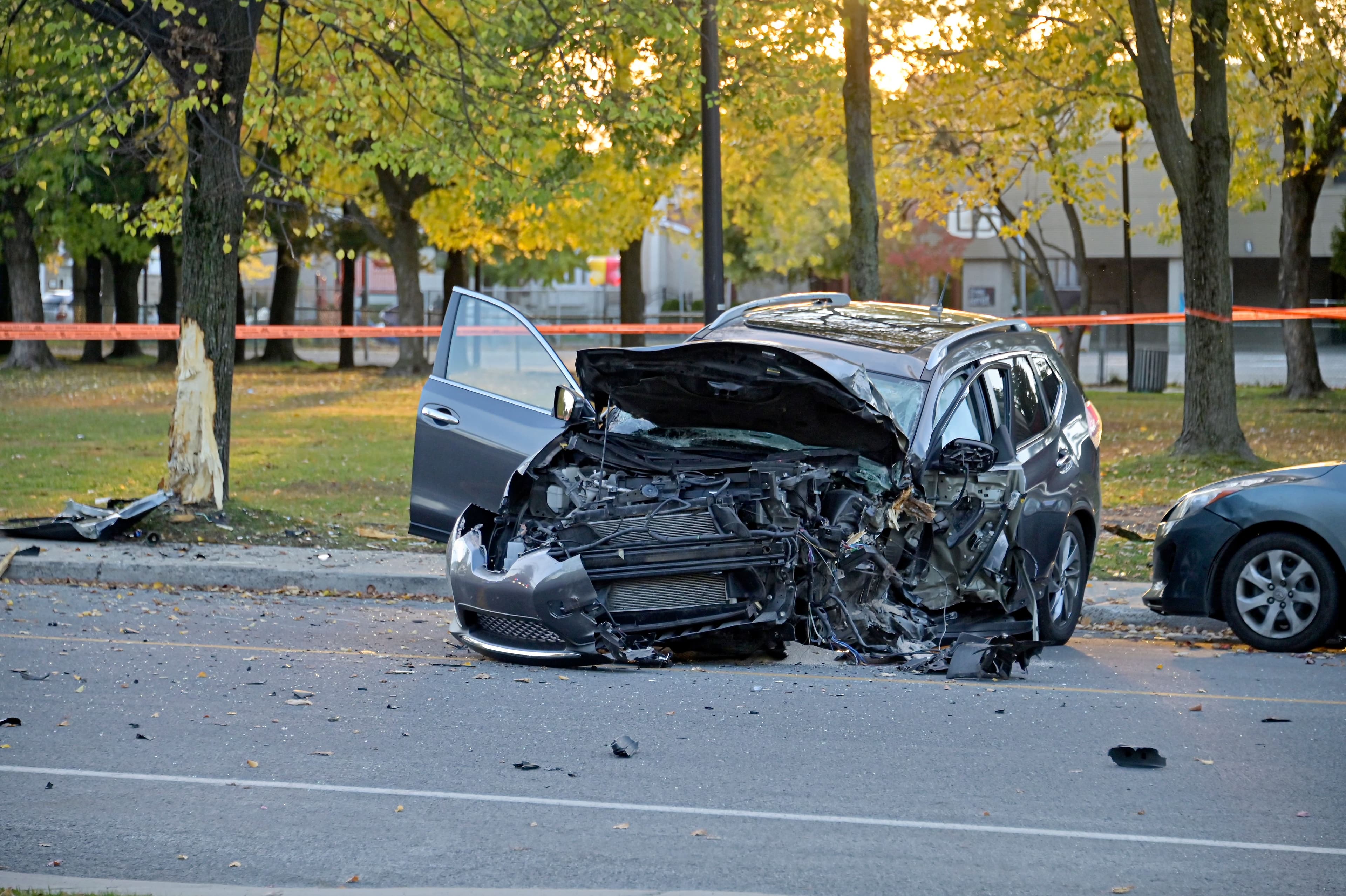 L’avant du véhicule de Mbidi Tigana Kiala, 38 ans, a été anéanti à la suite d’un violent impact sur un un arbre, après avoir happé à mort Lucia Tiberio Tamburro, 82 ans, mercredi, dans l’arrondissement de Saint-Léonard, à Montréal.