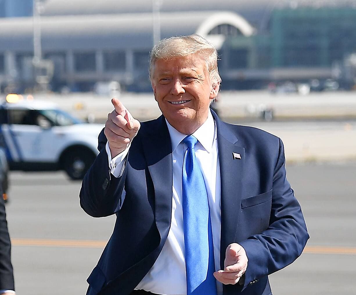 Le président américain Donald Trump
salue ses partisans à son arrivée
à l’aéroport John Wayne de
Santa Ana, en Californie.