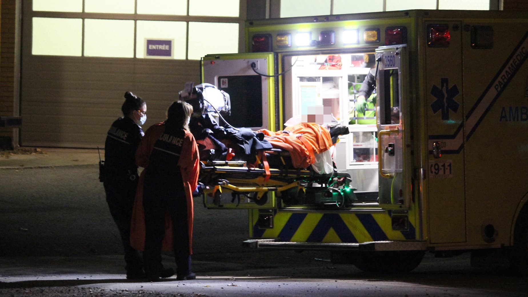 L’une des personnes blessées par le tueur a été transportée à l’hôpital.