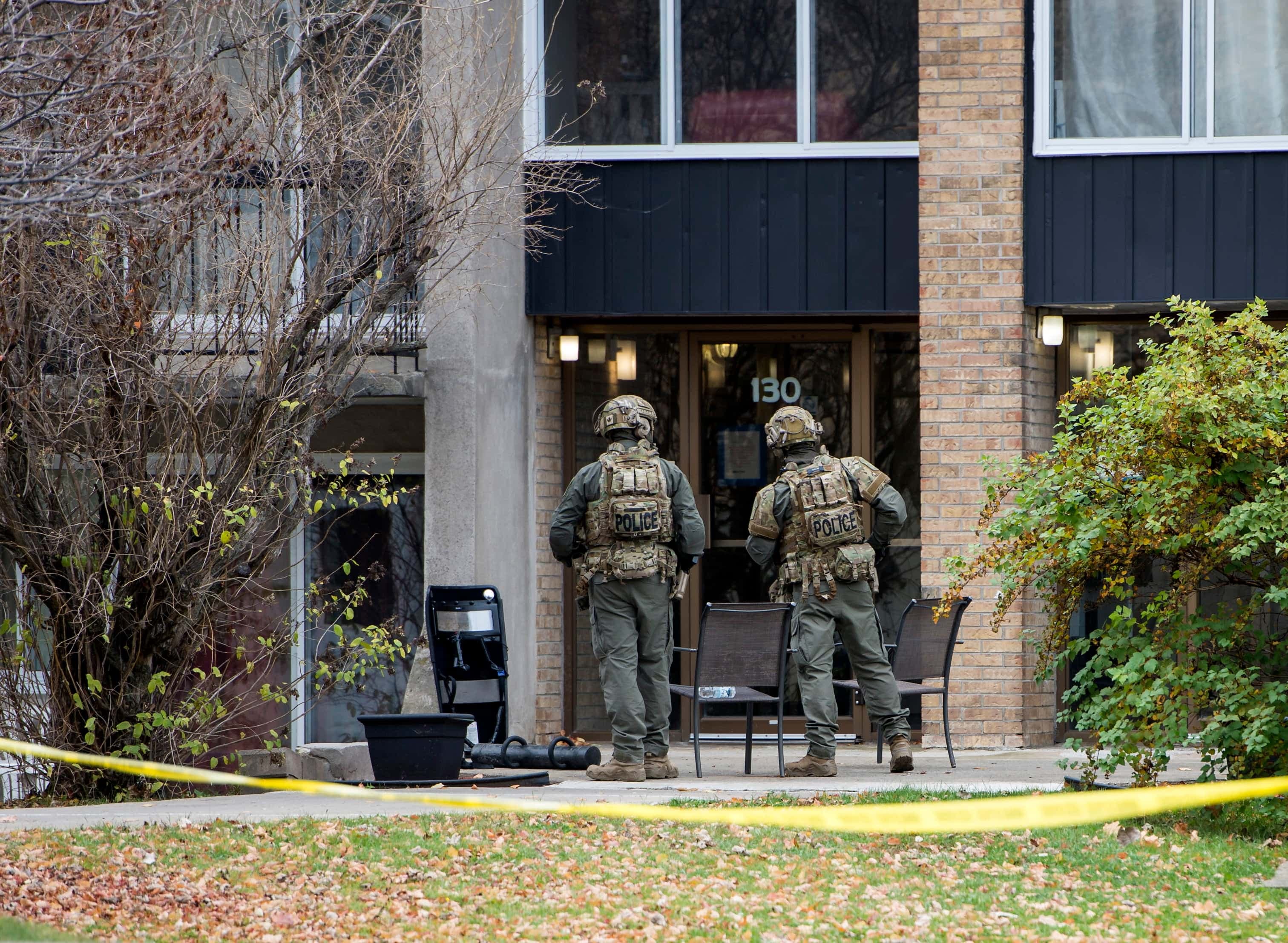 L’appartement de Carl Girouard a été perquisitionné à Sainte-Thérèse, sur la Rive-Nord de Montréal. Des policiers lourdement armés ont participé à l’opération.