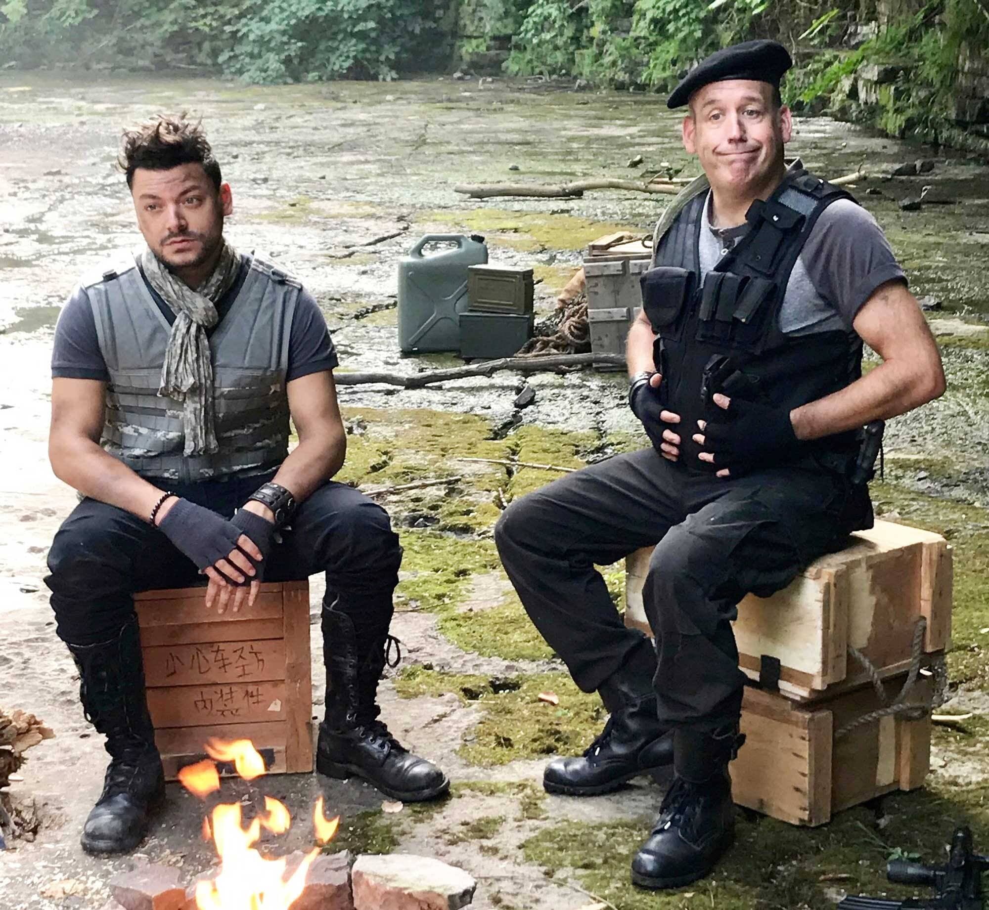 L’acteur et humoriste français Kev Adams tourne des scènes avec Antoine Vézina, dans une jungle simulée à Boischatel, à Québec.