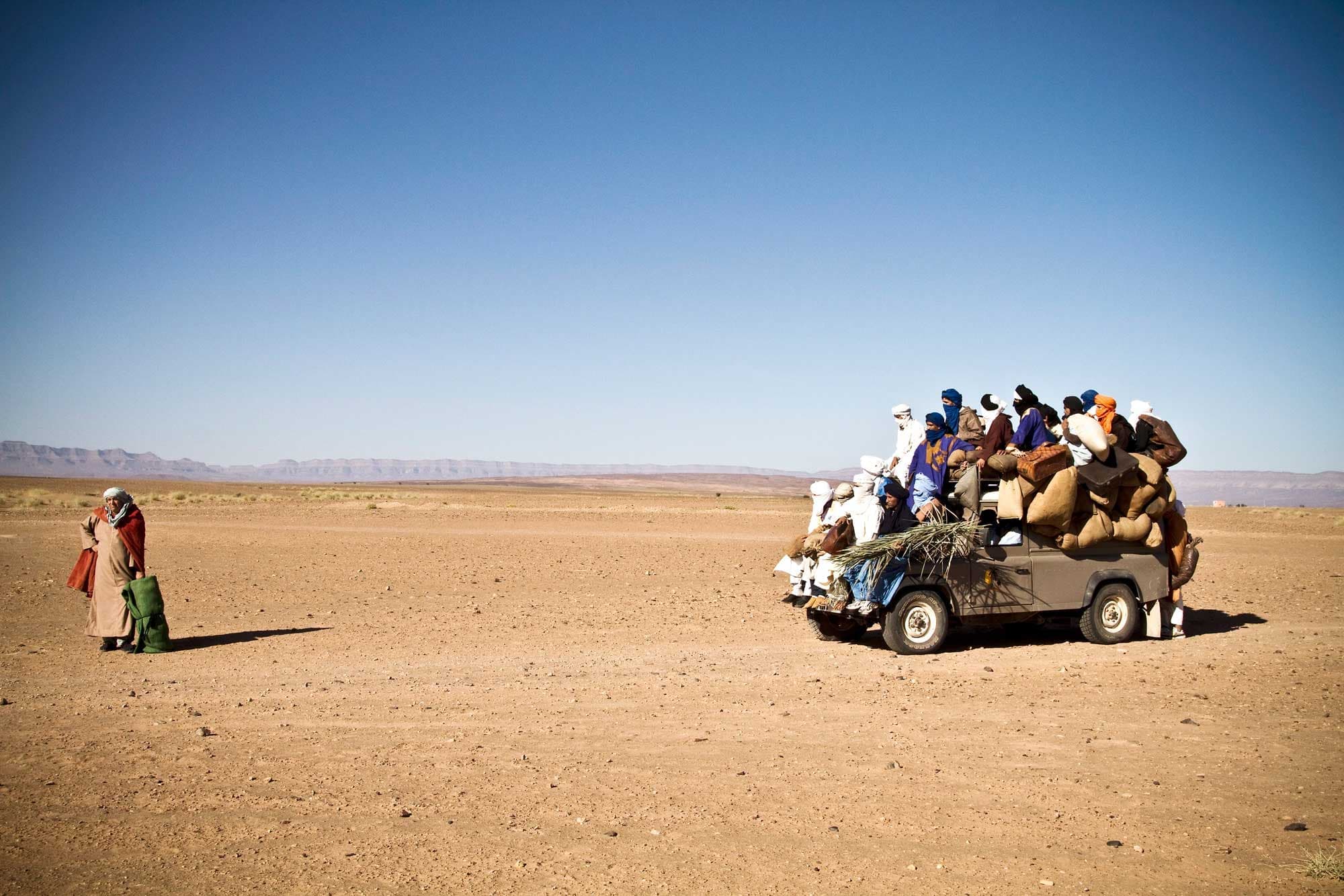 L’équipe de LOL:) a roulé pendant quatre heures en Jeep pour aller tourner en plein milieu du désert du Sahara, pour la première saison.