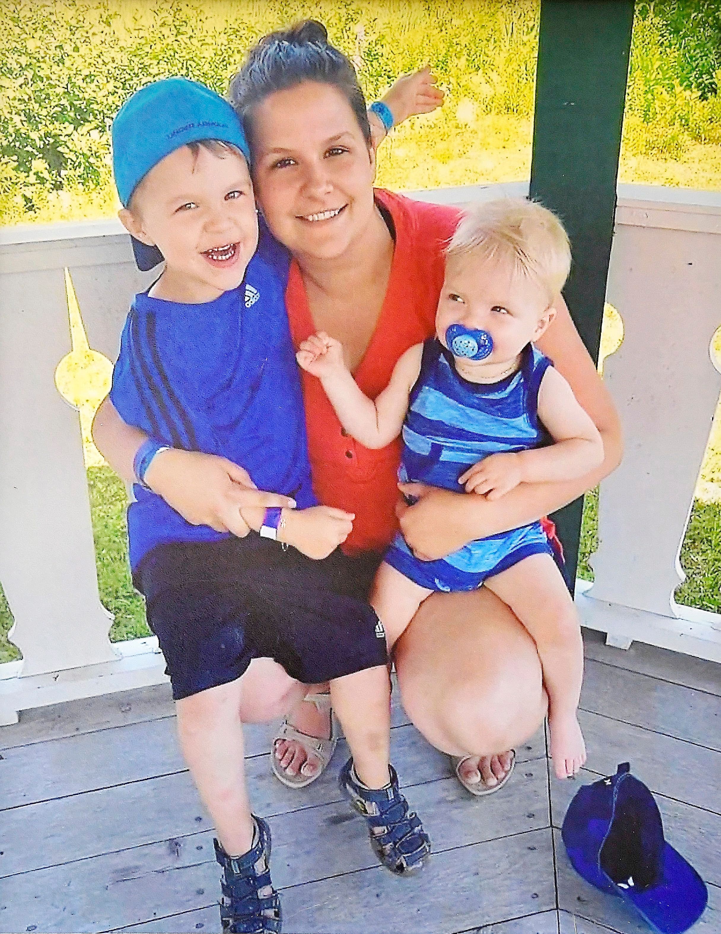Émilie Arsenault avec ses garçons.