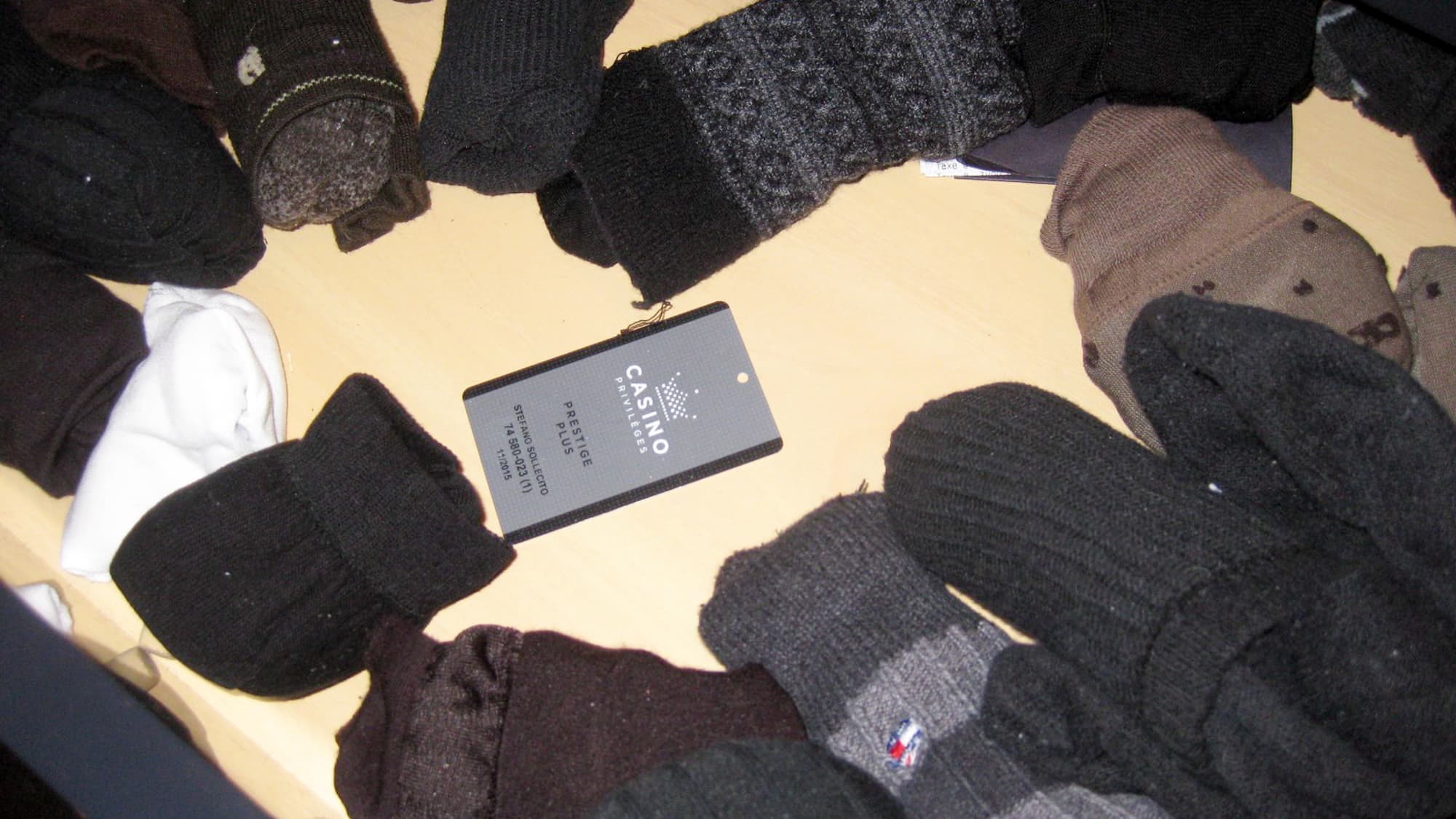 Lors de la même perquisition, les policiers de la Sûreté du Québec ont également découvert des cartes du Casino, dont une dans un tiroir de bas.