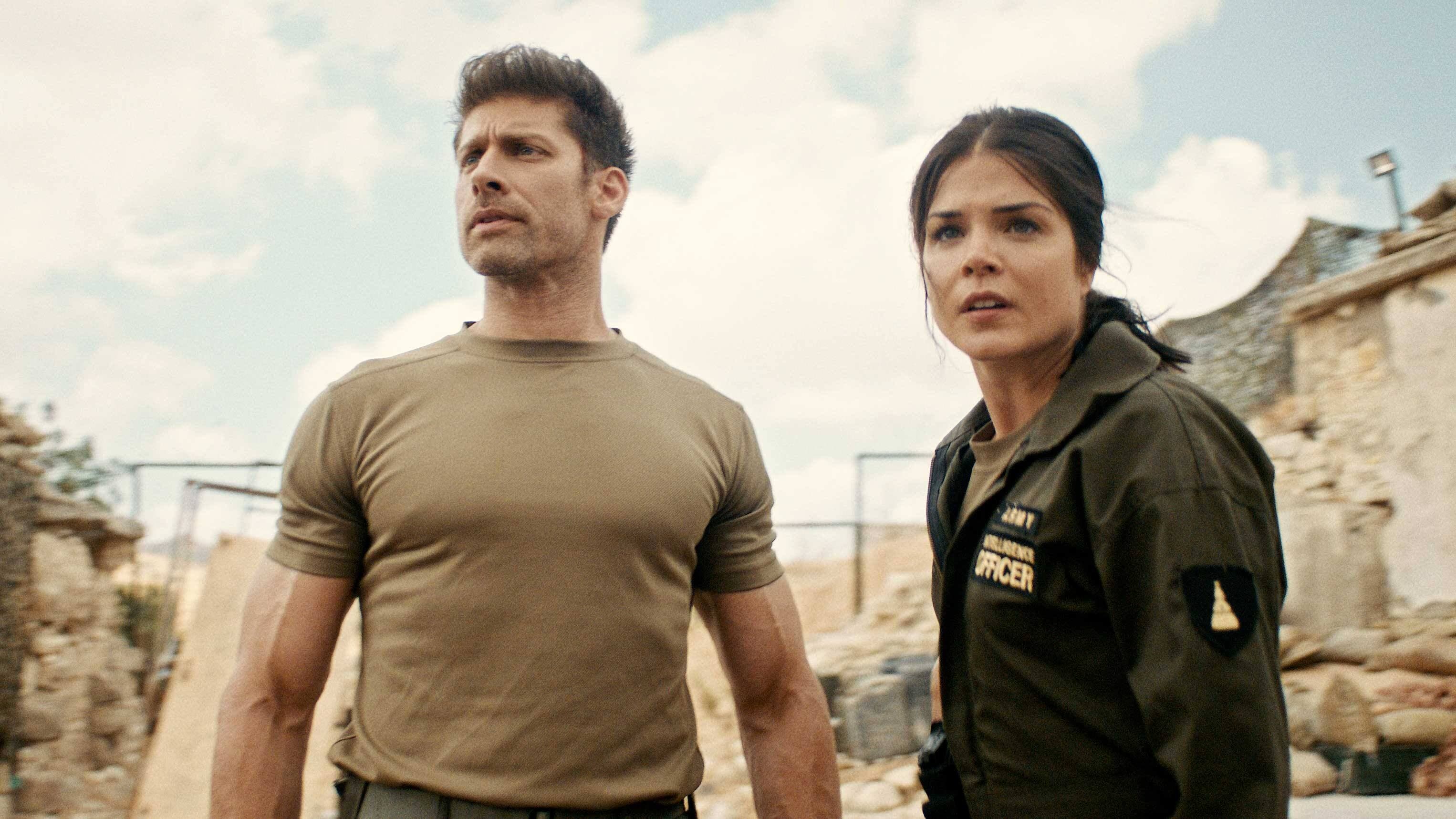 Alain Moussi et l’actrice canadienne Marie Avgeropoulos dans une scène de Jiu Jitsu.