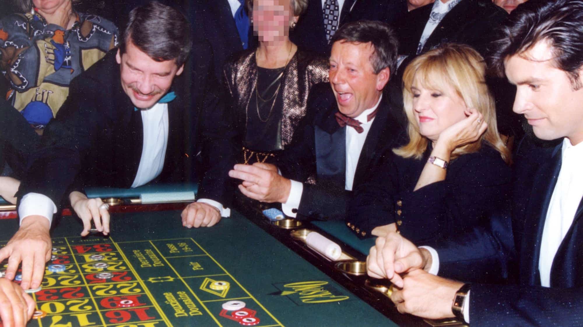 À l’inauguration du Casino de Montréal, le 9 octobre 1993, on aperçoit le maire Jean Doré (à gauche), le ministre André Valleran (au centre), ainsi que les artistes Dominique Michel et Roch Voisine (à droite).