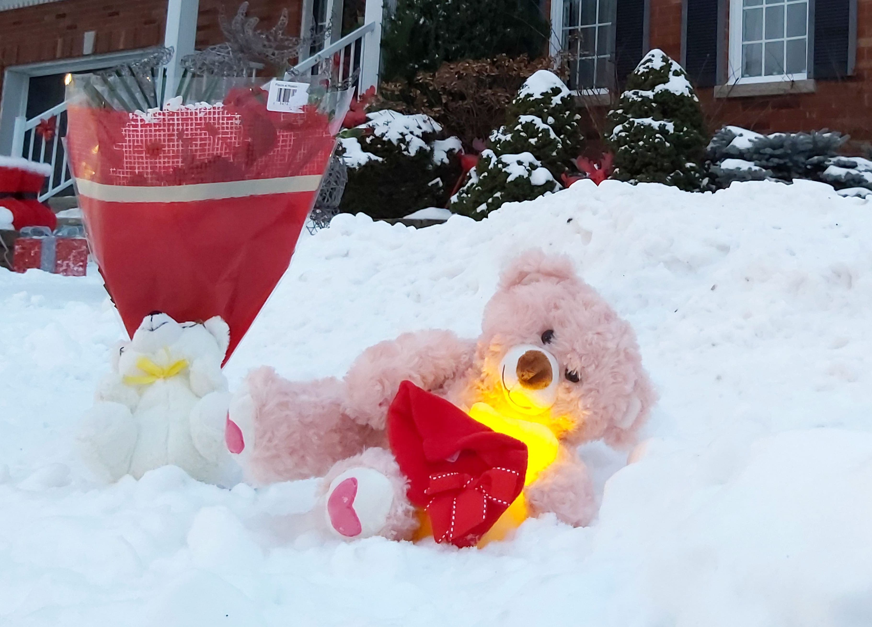 Des fleurs et un toutou ont été déposés devant la maison de la fillette de 7 ans retrouvée morte le 3 janvier 2021 à Laval.