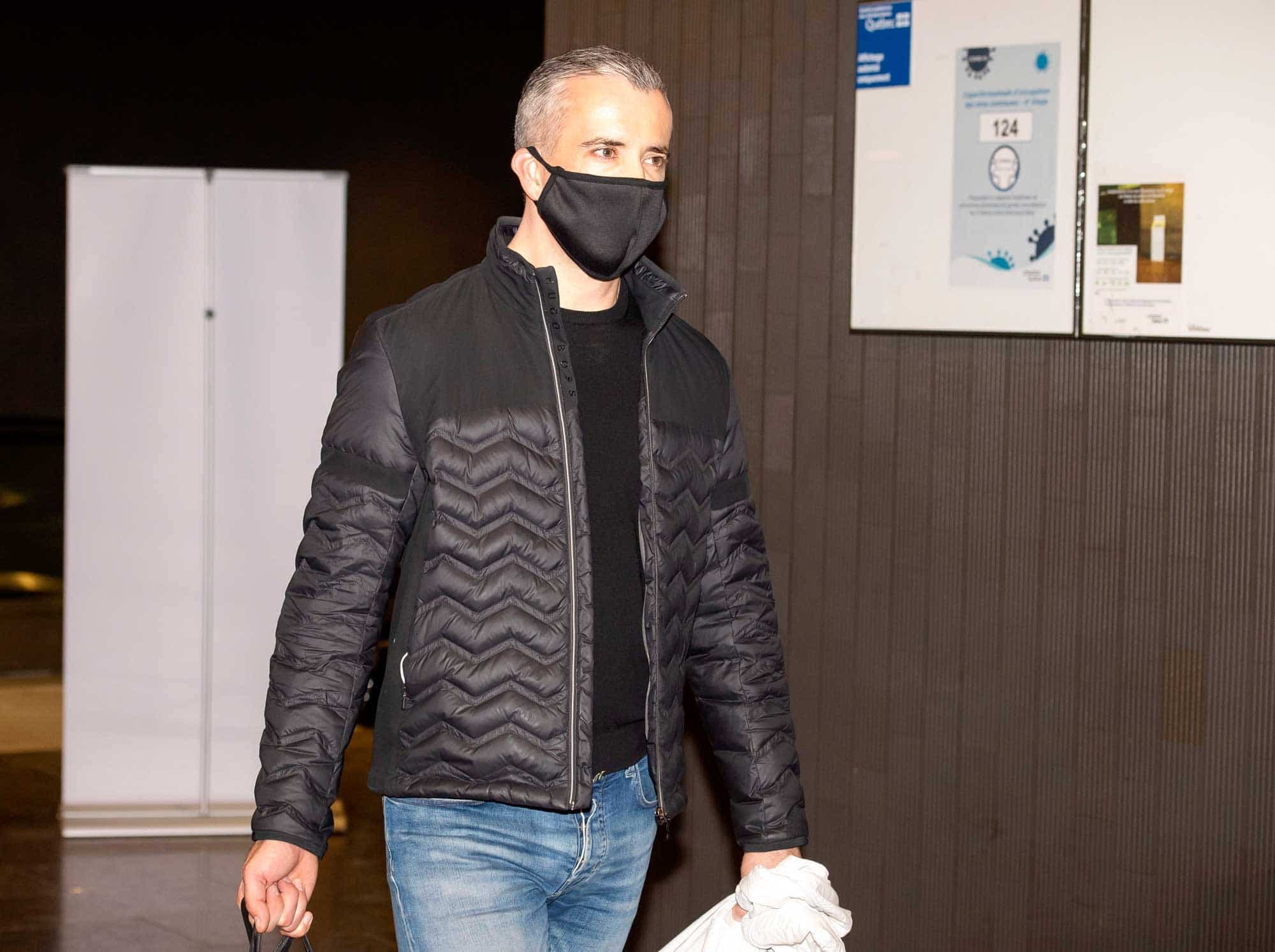 Jeff Jorgensen, au palais de justice de Montréal en janvier 2021 avec ses valises en main.