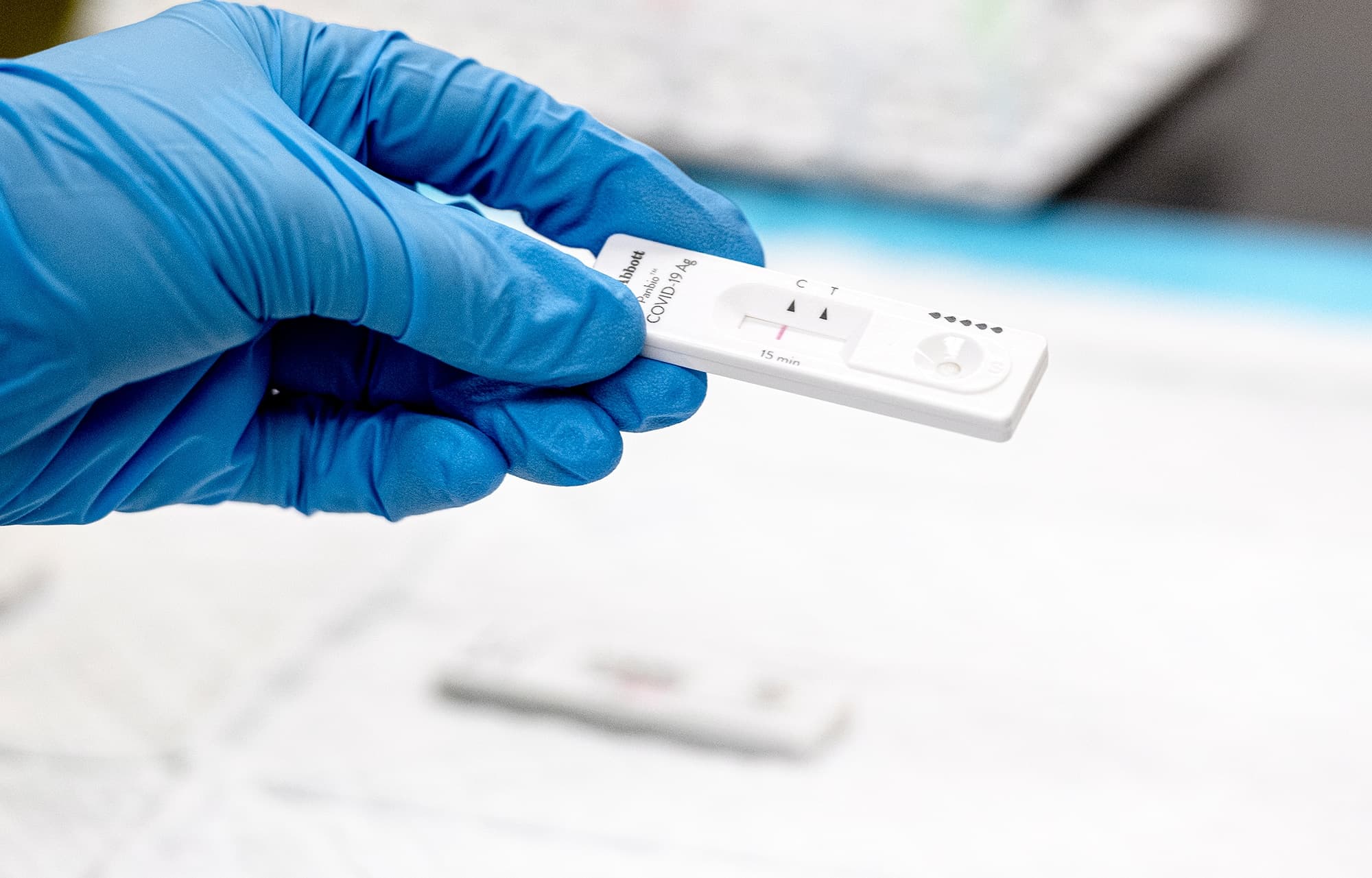 Le test de dépistage rapide d’Abbott s’apparente à un test de grossesse et donne un résultat en 15 minutes.