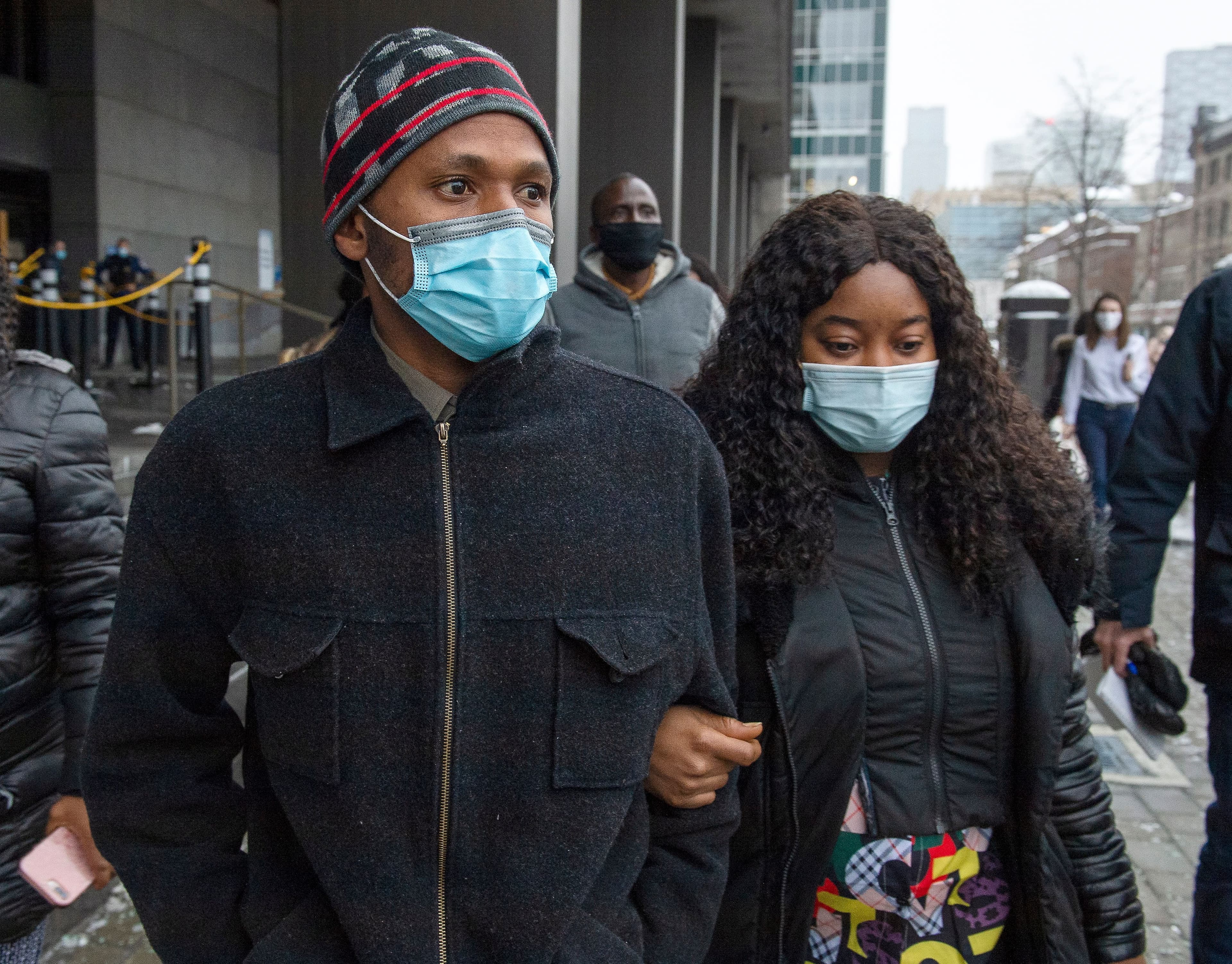 Mamadi III Fara Camara et sa conjointe au moment de quitter le palais de justice de Montréal, mercredi soir, après le retrait des accusations à son endroit.