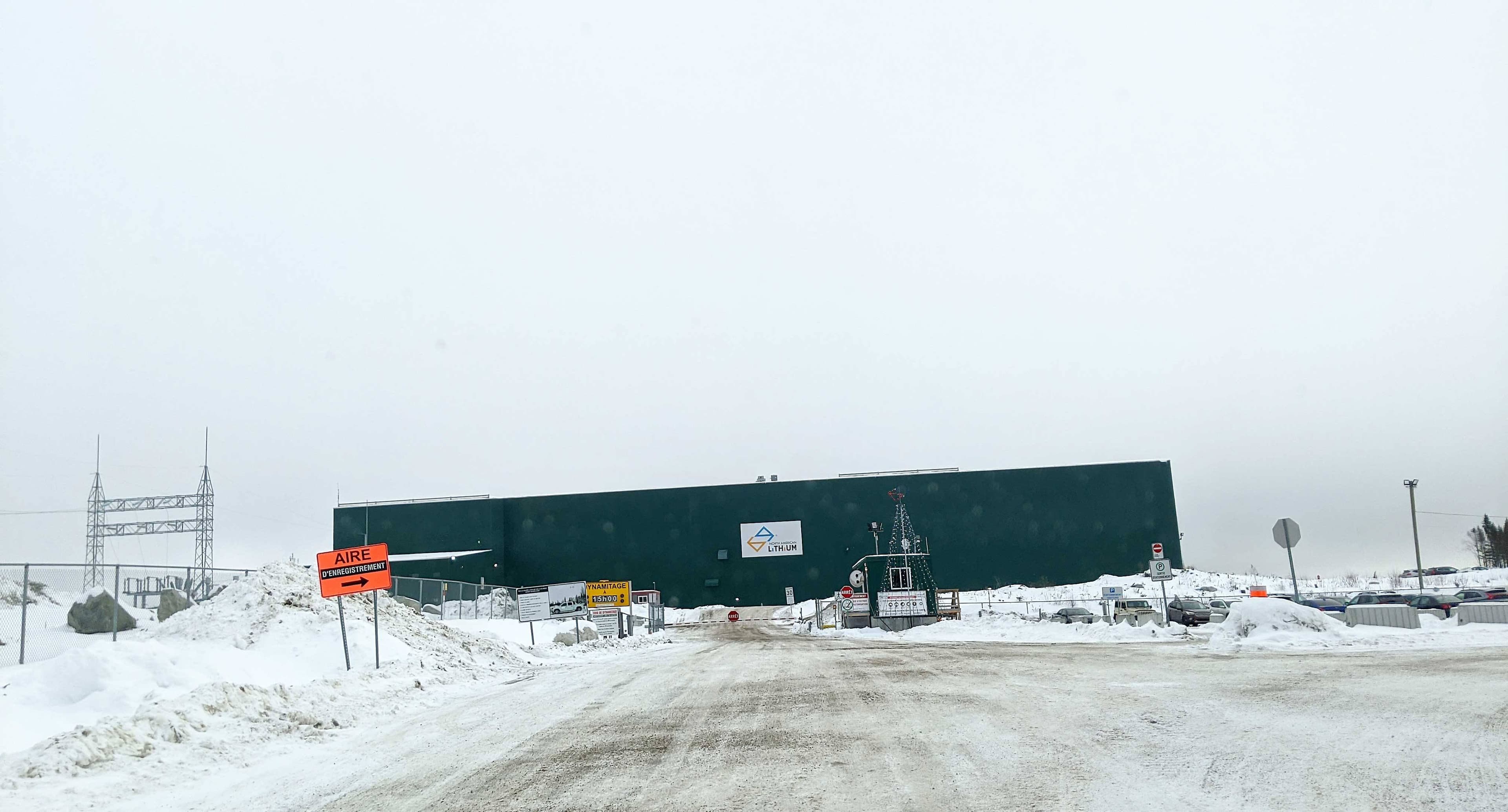L’entrée de la mine North American Lithium (NAL), à La Corne, en Abitibi-Témiscamingue, avec l’usine de première transformation que SRG souhaite améliorer.