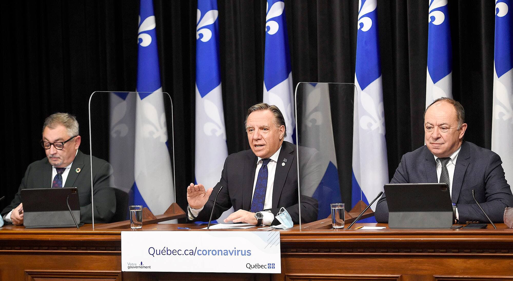 Les activités autorisées par la Santé publique à compter du vendredi 26 février sont à faible risque, a affirmé le Dr Horacio Arruda (à gauche), qui était en compagnie du premier ministre François Legault et du ministre de la Santé, Christian Dubé, mardi, lors d’un point de presse à l’Assemblée nationale sur la situation de la pandémie au Québec.