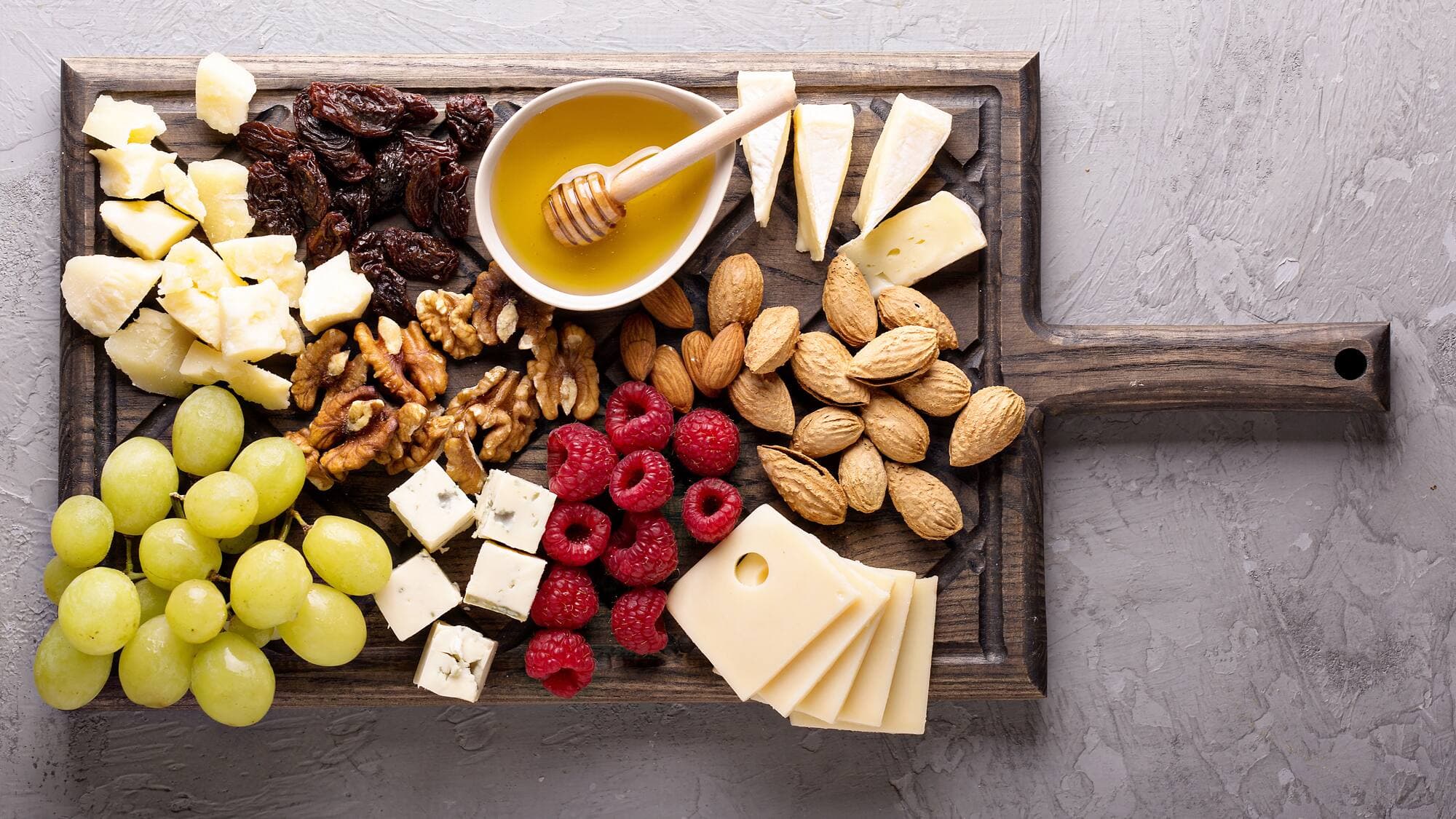 À la fin du repas, Mitsou opte plutôt pour le fromage.