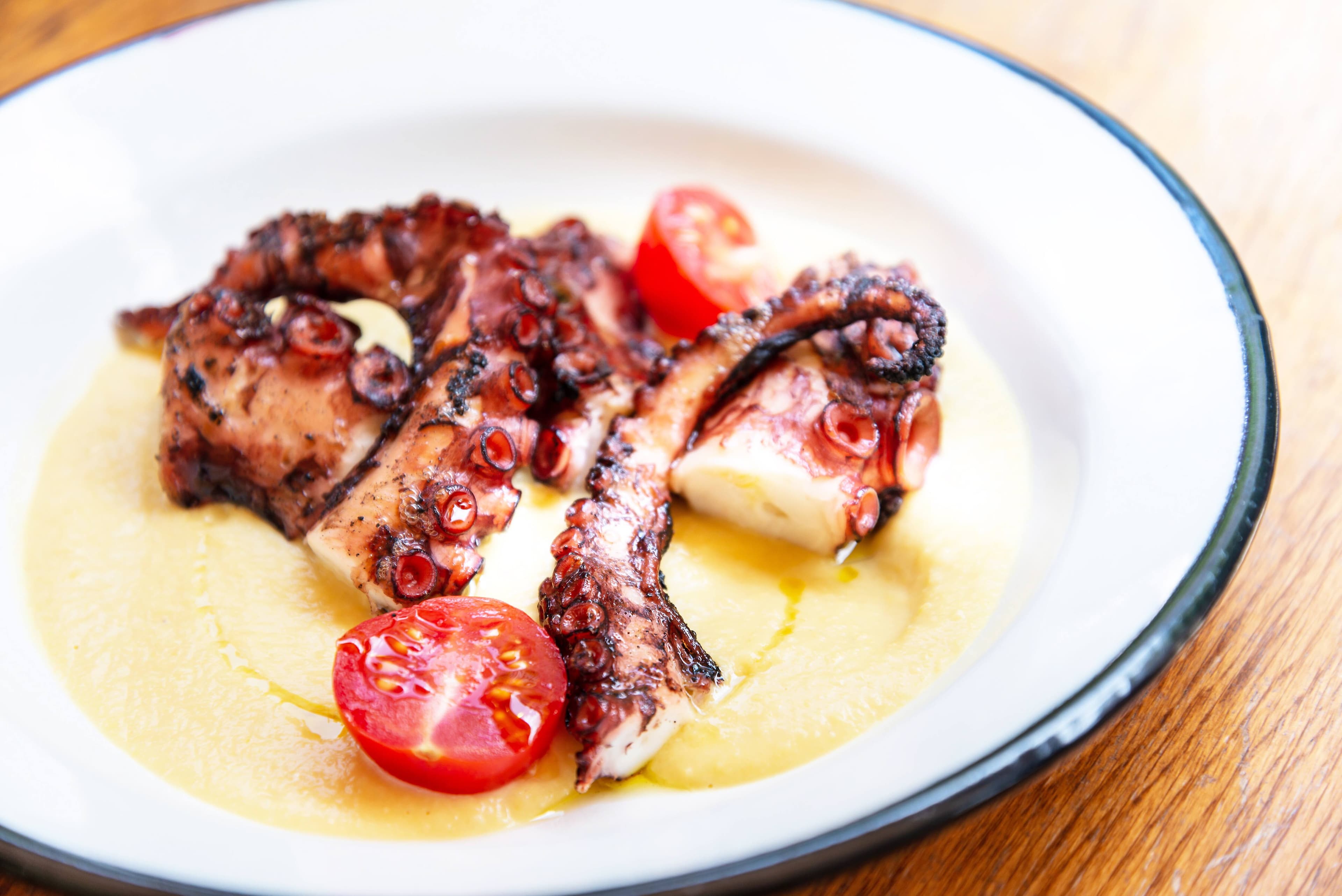 Mitsou affectionne la pieuvre grillée du restaurant Milos.