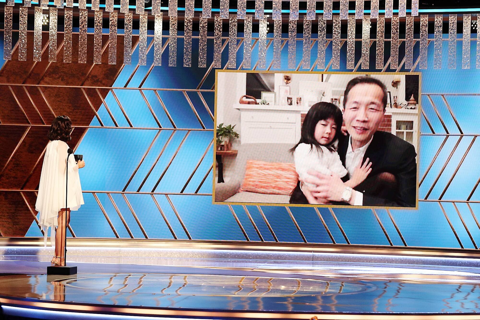 Les gagnants (ici Lee Isaac Chung pour Minari) prononçaient leurs remerciements à l’écran.