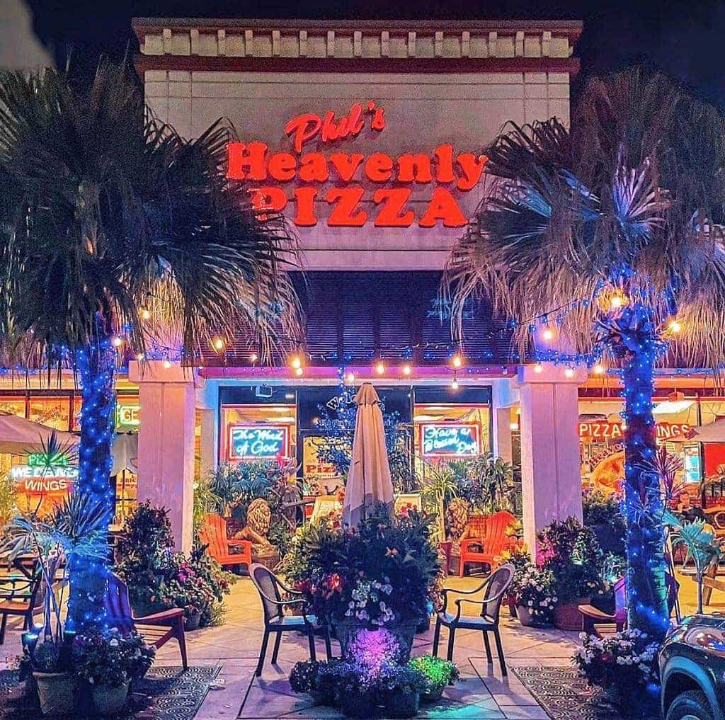 On voit la façade du Phil’s Heavenly Pizza de Pompano Beach où il a trouvé un emploi qui lui sied bien.