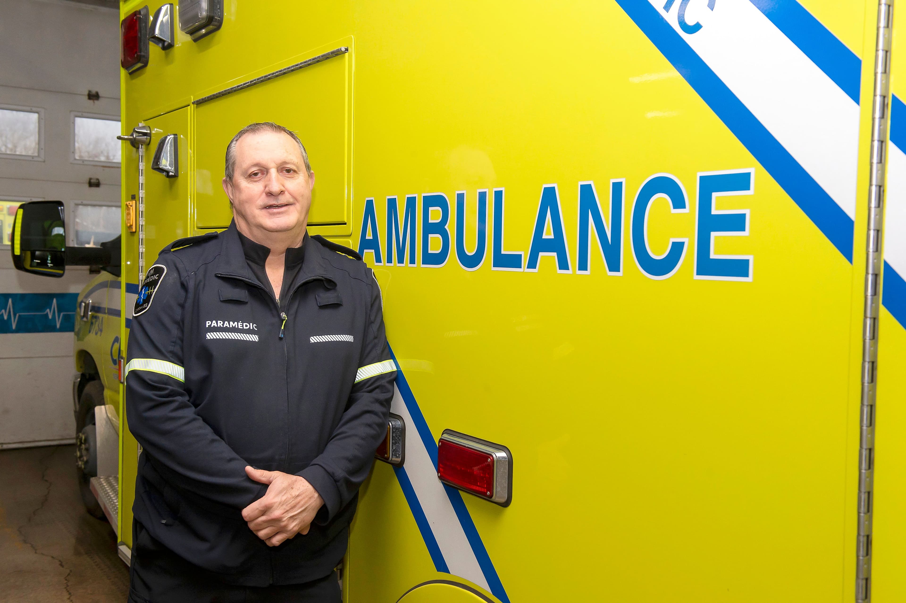 Le paramédic Gaétan Dutil a pu compter sur l’aide des citoyens qui sont sortis avec des pelles et des souffleuses pour déneiger un chemin jusqu’à un patient en crise cardiaque, dimanche à Salaberry-de-Valleyfield.