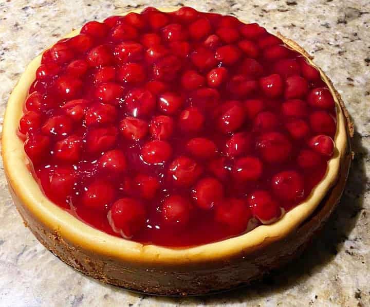 Kim est particulièrement fière de son gâteau au formage fait maison.