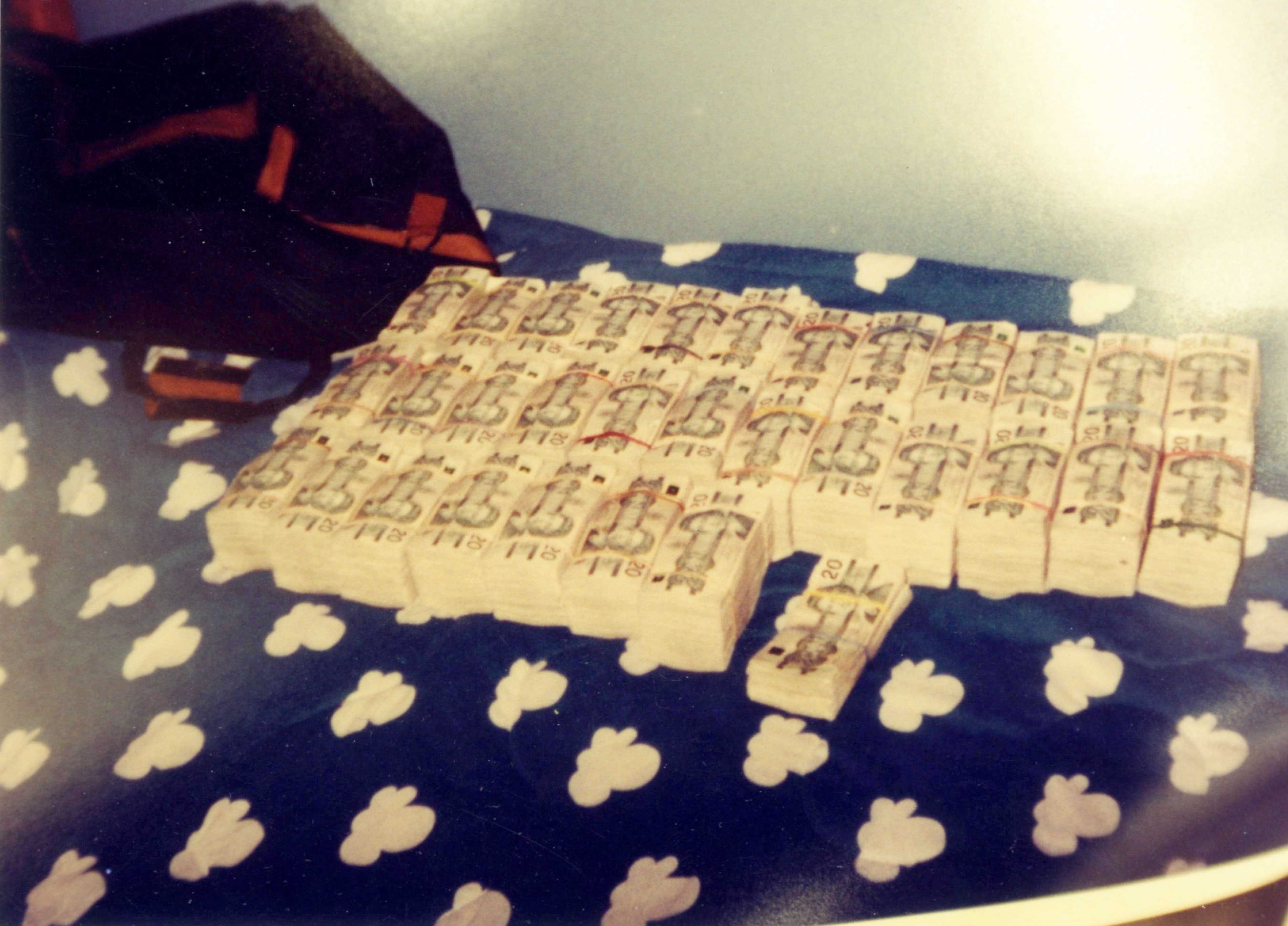 Les policiers ont aussi trouvé beaucoup d’argent comptant. On voit ici 313 000 $ dans un sac découvert dans la résidence du Hells Angels Richard Mayrand.