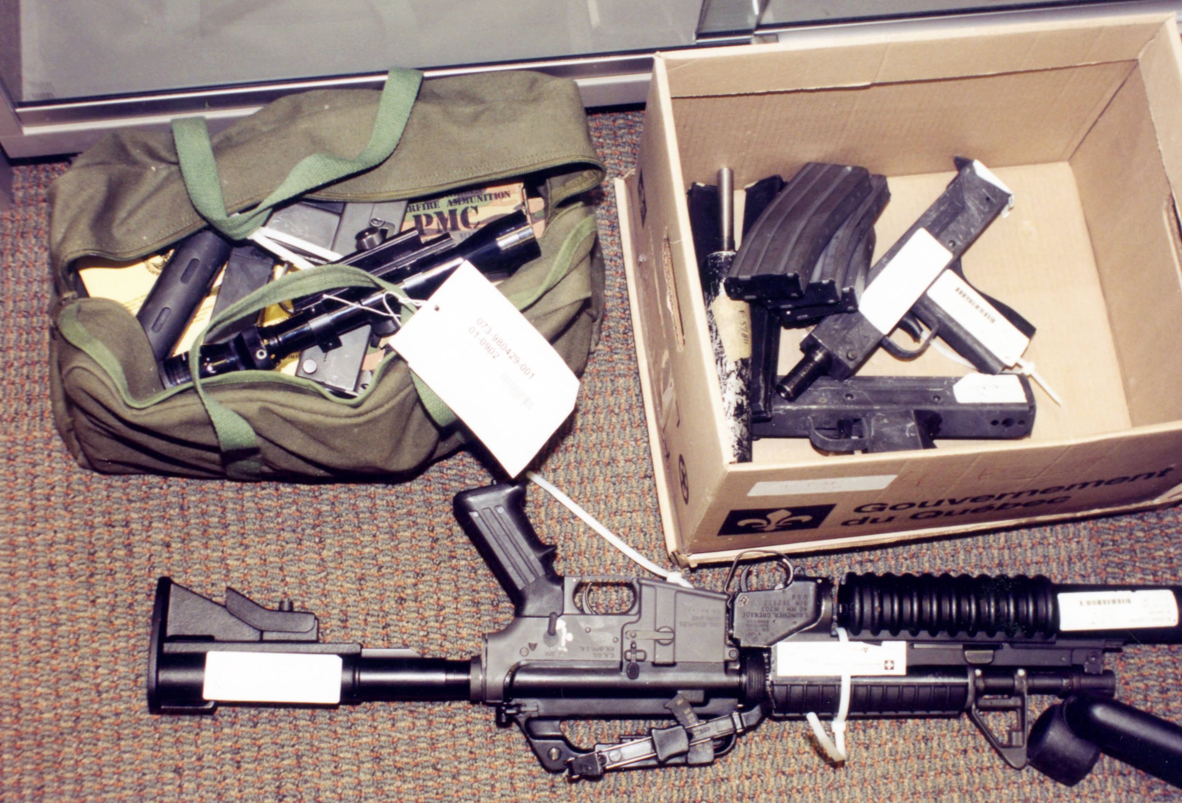 Lors d’un des procès entourant l’opération policière Printemps 2001, un véritable arsenal de guerre de motards accusés a été mis en preuve. Les armes sur la photo ont été saisies durant les perquisitions.