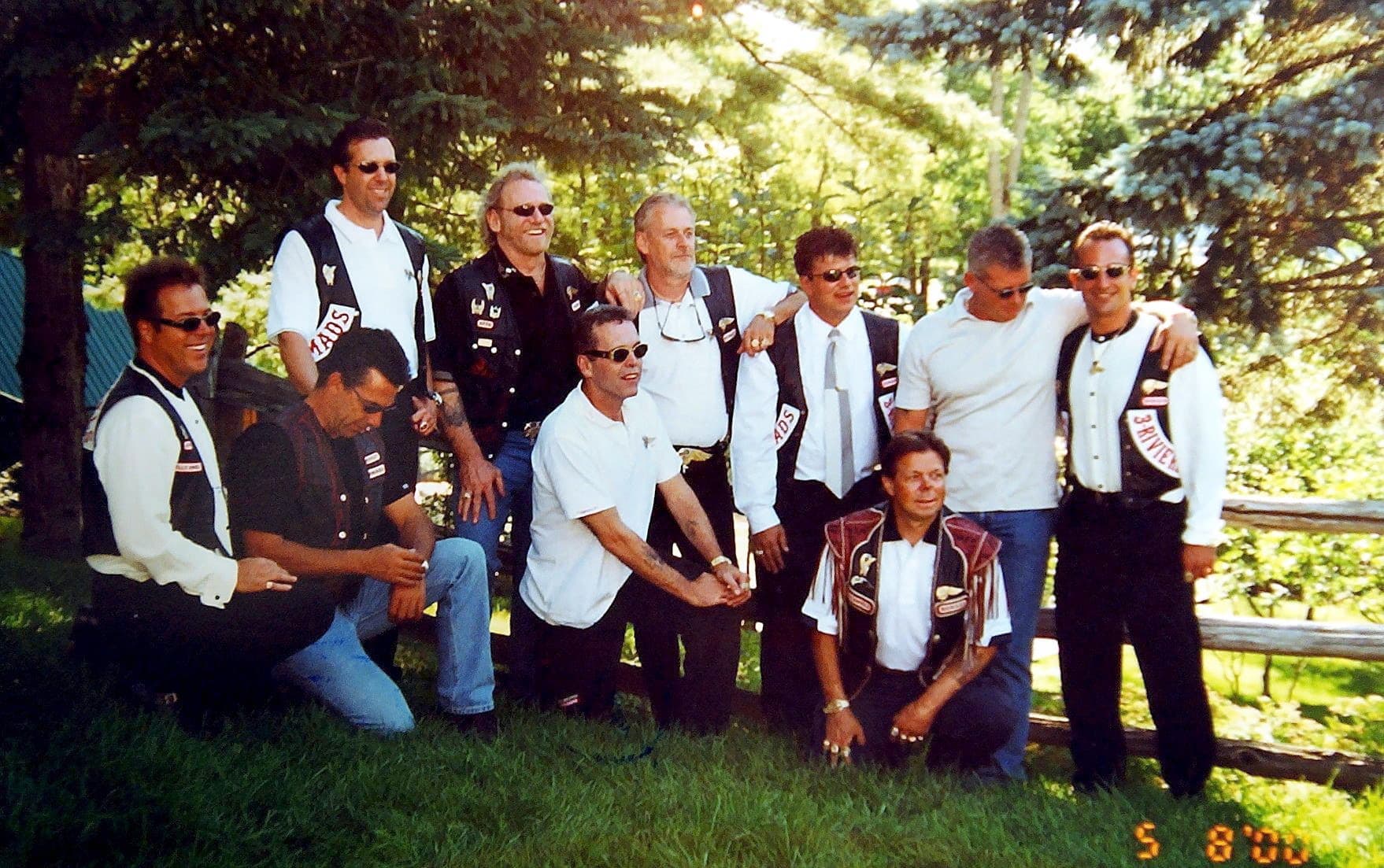 Portrait de « famille » des Nomads présenté au procès de l’opération Printemps 2001. De gauche à droite : Michel Rose, Luc Bordeleau, David Carrol, Denis Houle, Donald Stockford (à genoux, en t-shirt blanc), Gilles Mathieu, René Charlebois, Wolodumir Stadnik, Maurice « Mom » Boucher et Normand Robitaille.