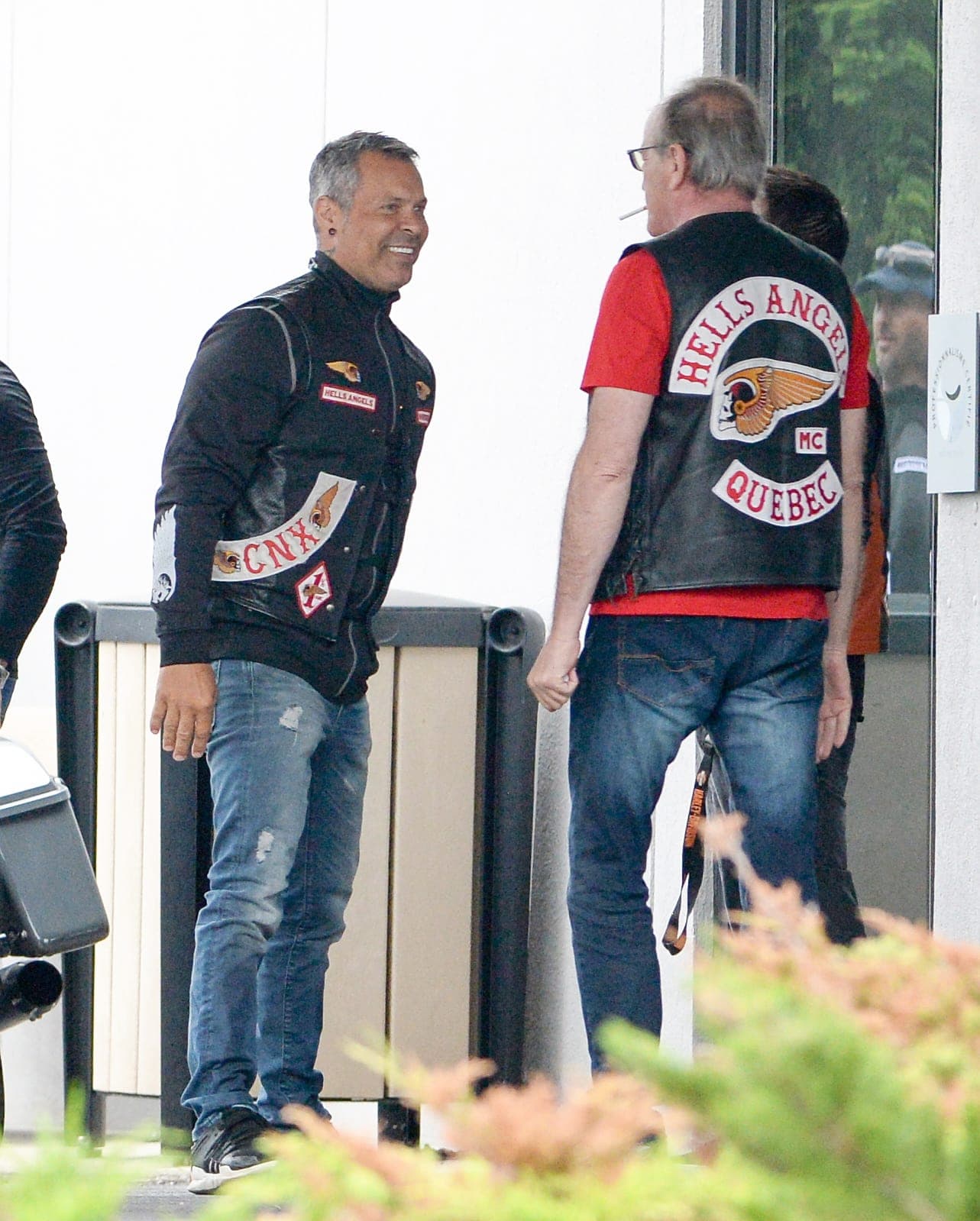 Deux anciens rivaux qui ont enterré la hache de guerre : Jean-Richard Larivière (à gauche), des Hells du chapitre de Montréal, et Gilles Lambert (de dos), membre du même chapitre après avoir fait partie des Rock Machine, photographiés ensemble en juin 2019.