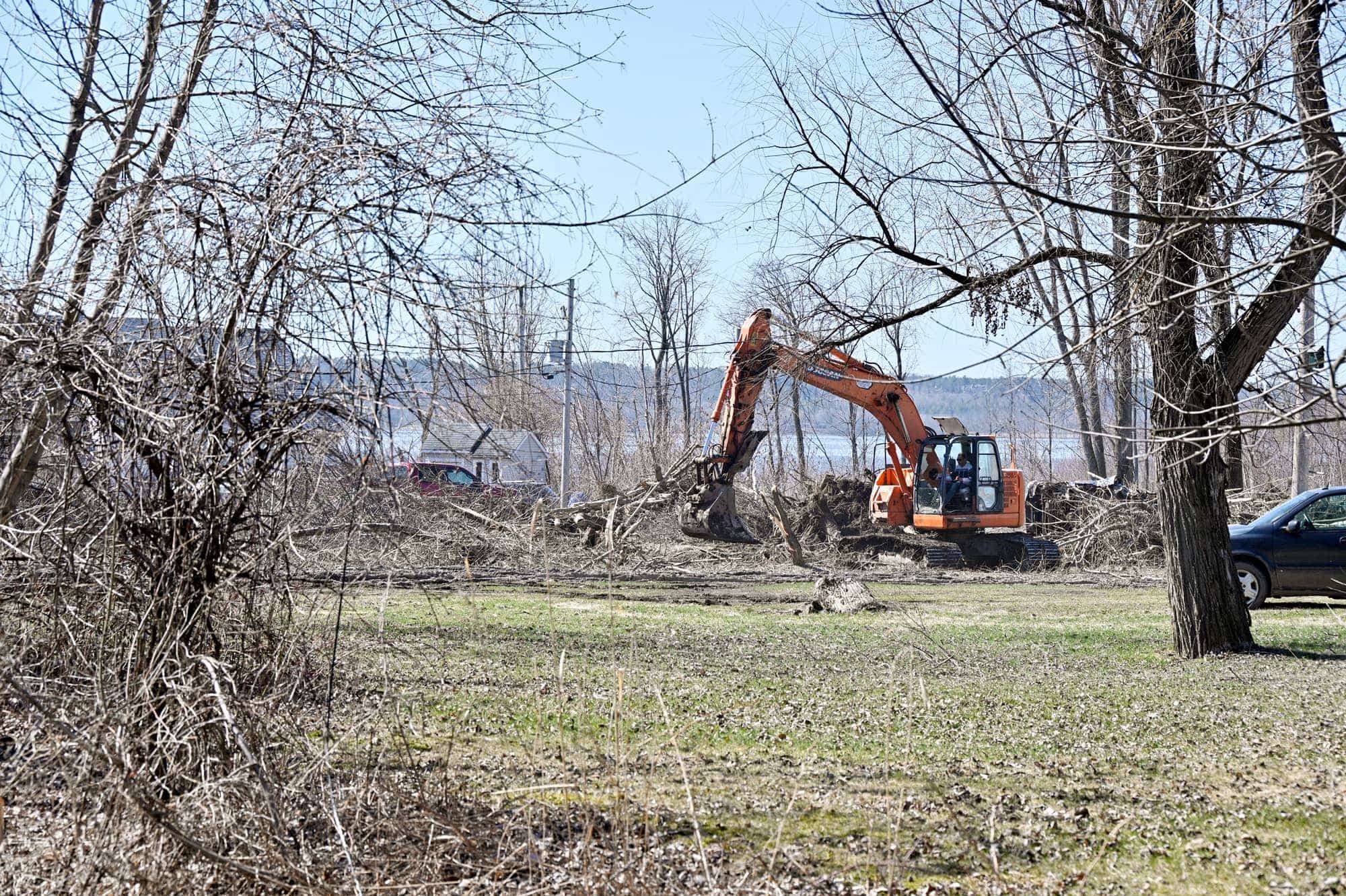 Des opérateurs de pelle mécanique s’affairaient, jeudi dernier, sur des terrains en bordure de la Simon Road.
