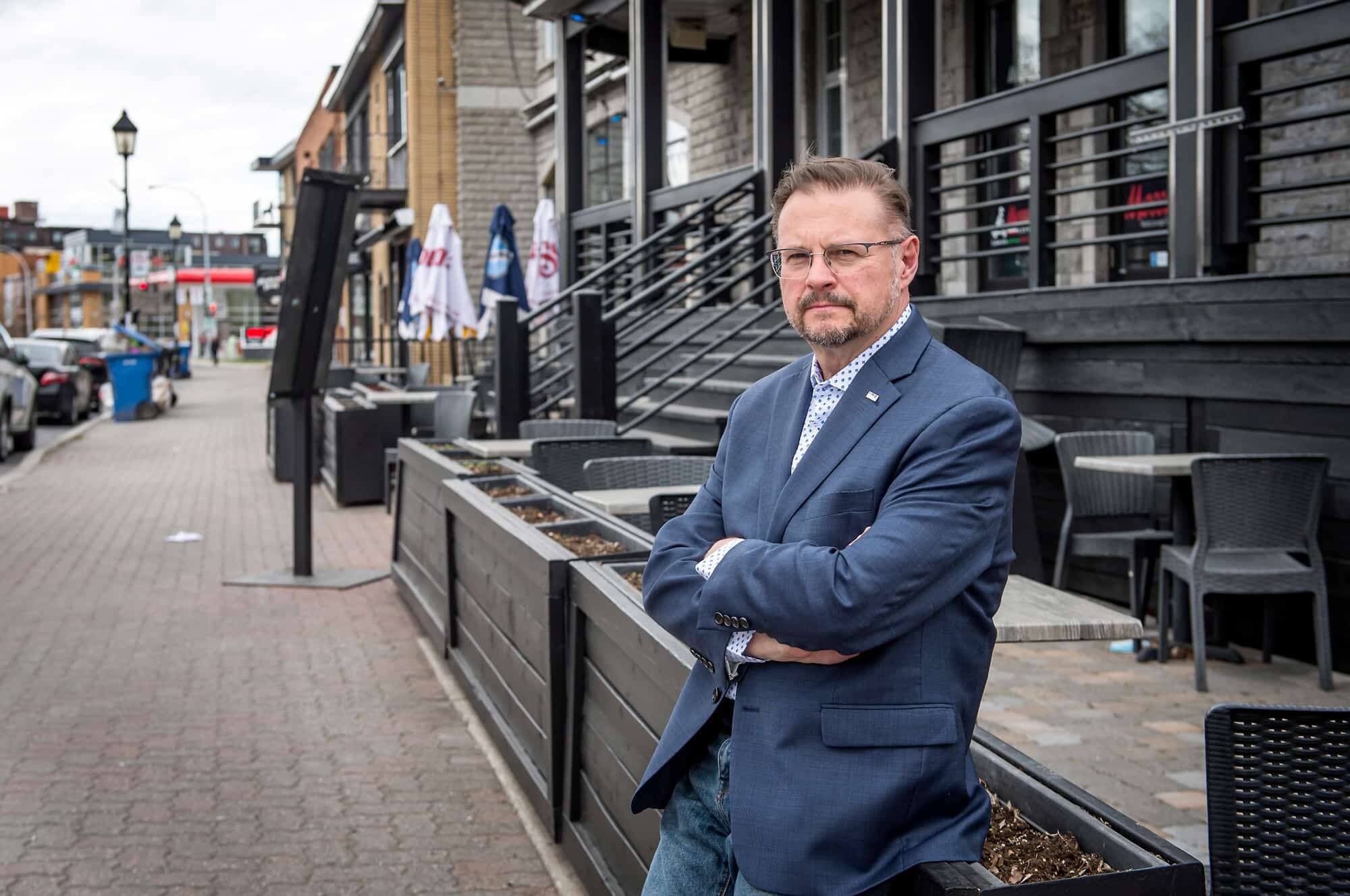 François Meunier, vice-président aux affaires publiques et gouvernementales de l’Association des restaurateurs du Québec, devant la terrasse du Messina, à Longueuil.
