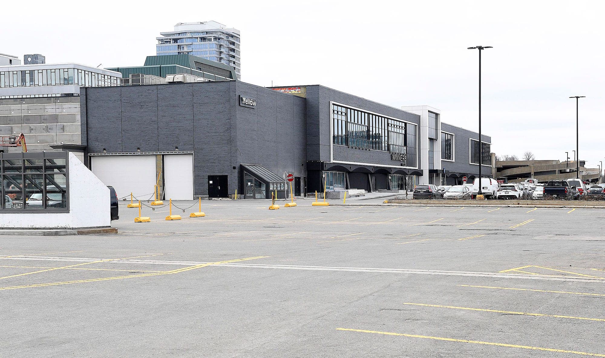 Sur le stationnement arrière de Laurier Québec, la première tour pourrait atteindre jusqu’à 13 étages.