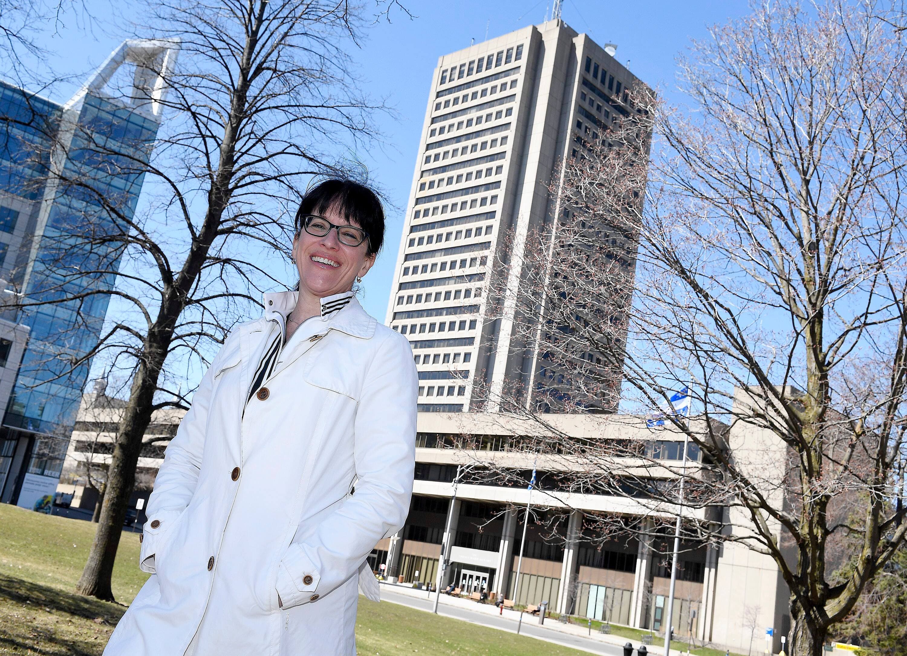 Le télétravail est là pour de bon au sein de la fonction publique, du moins en partie, assure la ministre responsable de l’Administration gouvernementale, Sonia LeBel. Cela aura pour effet de transformer considérablement les espaces à bureaux de l’État québécois, comme ceux au Complexe G, que l’on aperçoit derrière elle.