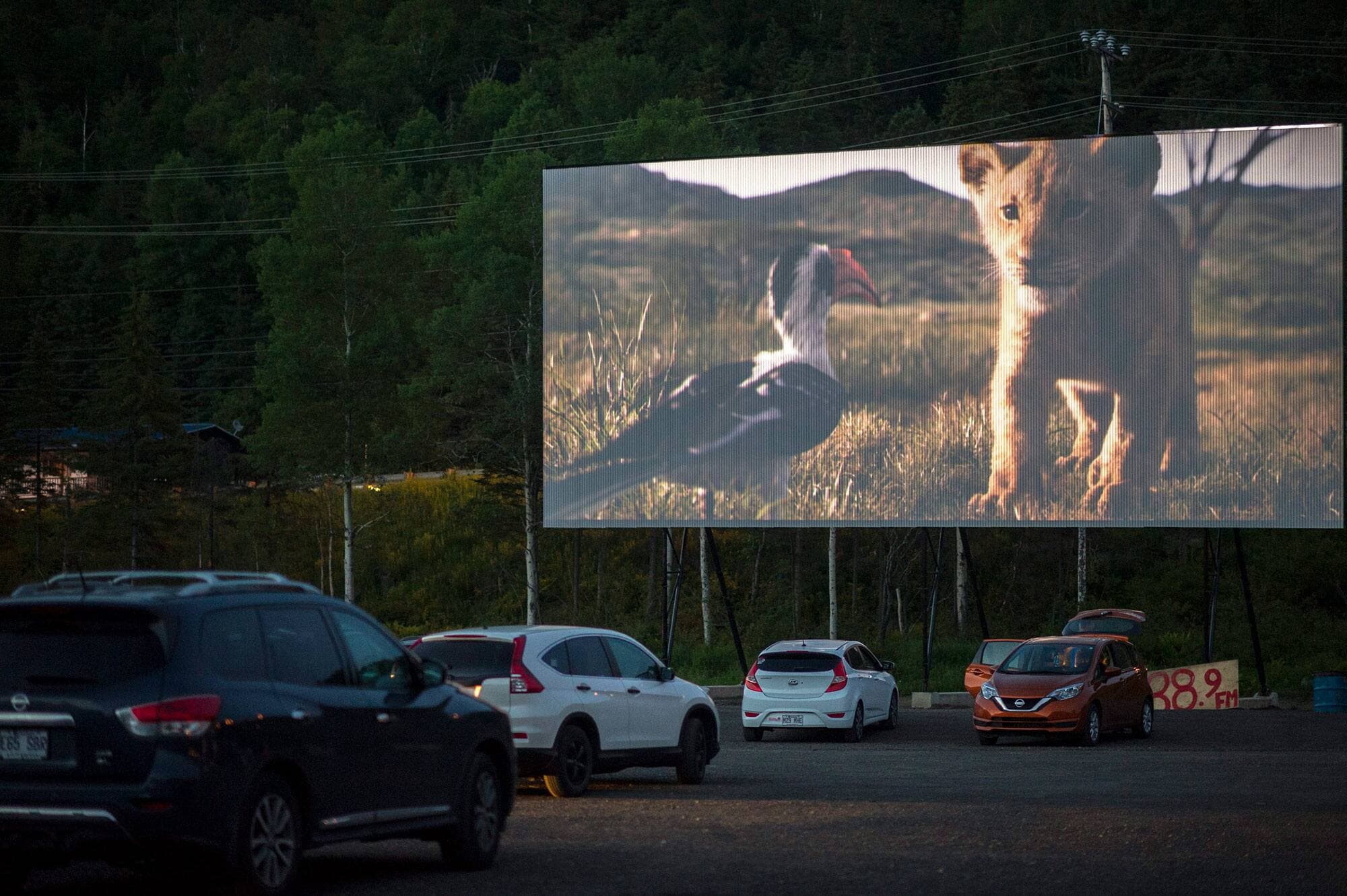 La levée du couvre-feu permettra aux ciné-parcs de rouvrir leurs portes à compter du 28 mai.
