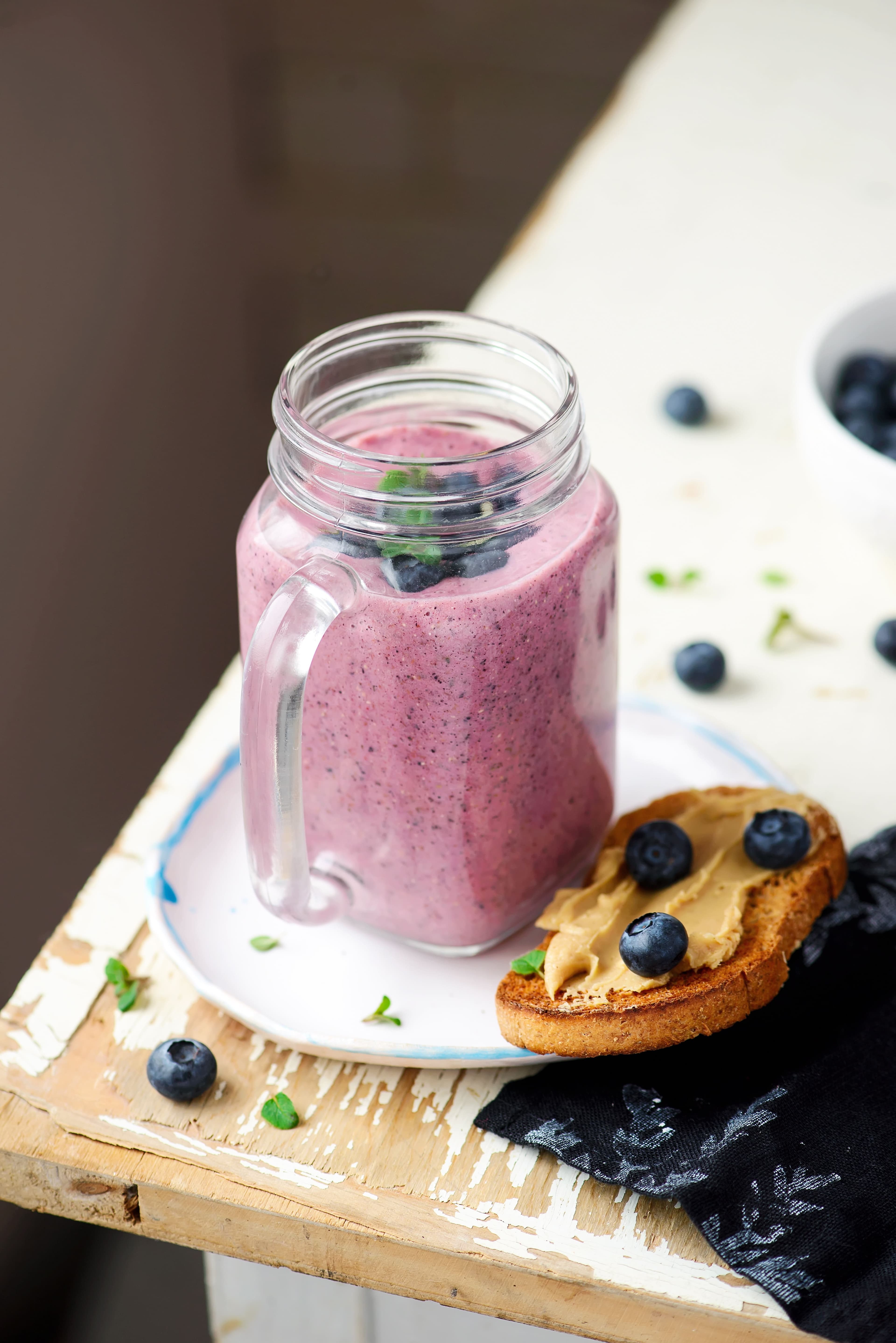 Pour le déjeuner, c’est smoothie et toast pour la famille.
