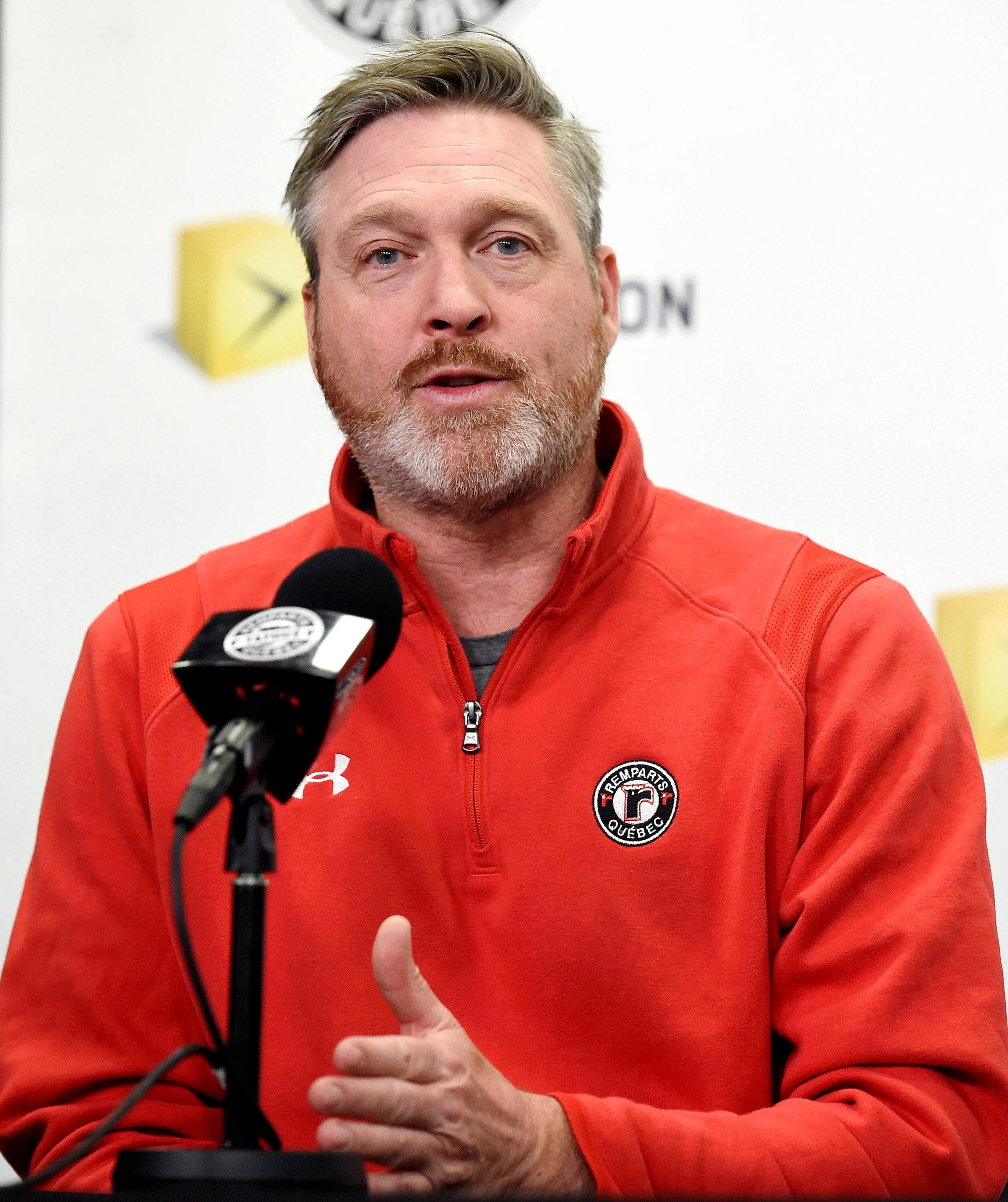 Patrick Roy, que l’on voit ici en point de presse, assure qu’il demeurera à l’écoute si une opportunité se présente avec une formation du circuit Bettman.