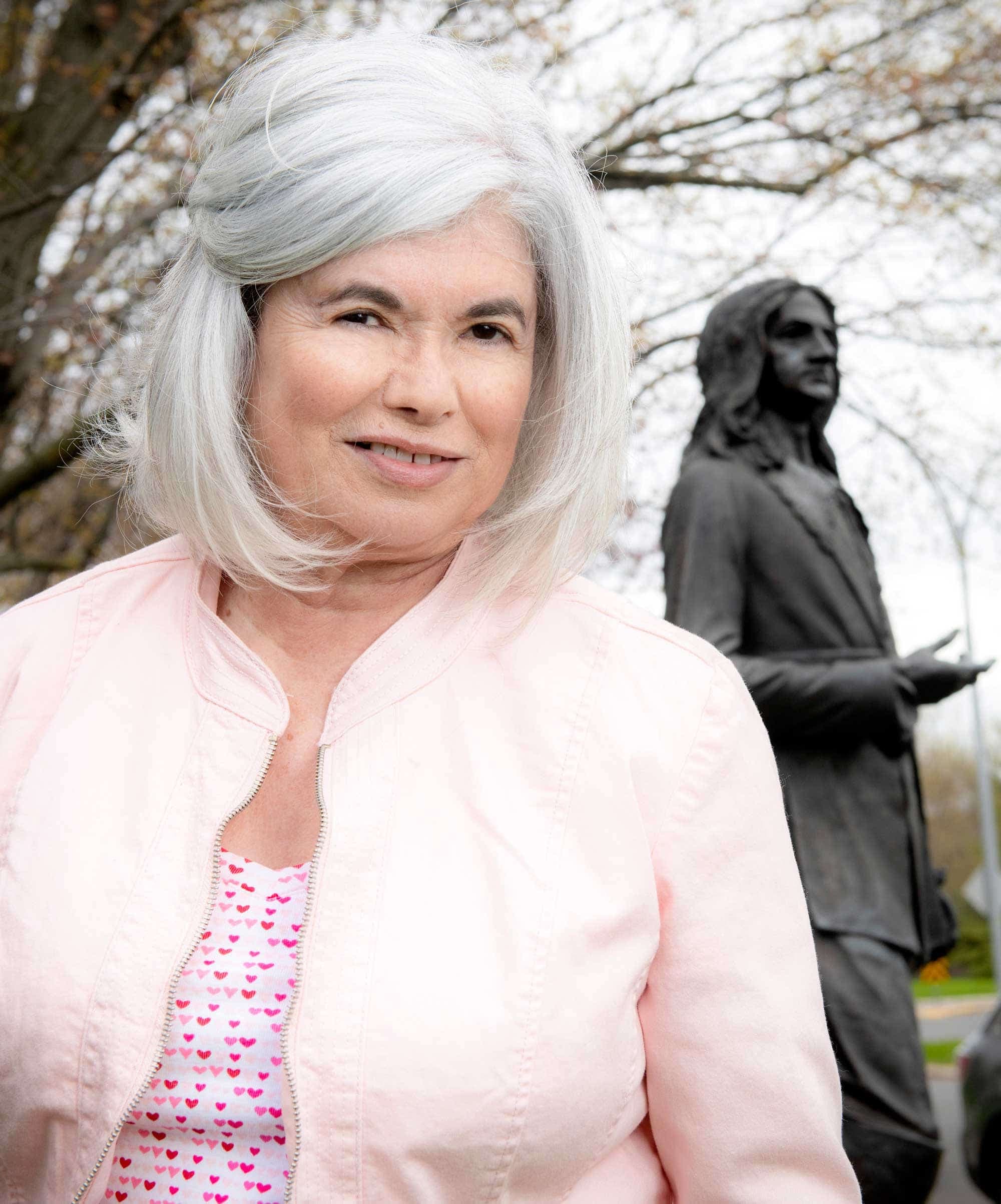 Nicole Lavigne et la statue de Pierre-Boucher dans le jardin de l’hôtel de ville de Boucherville.
