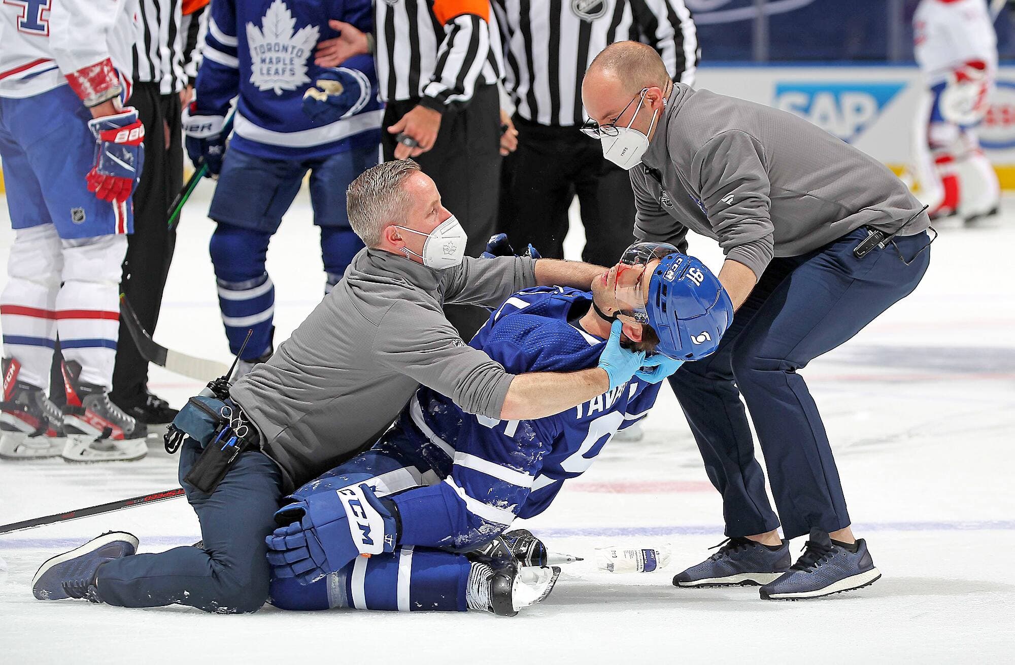 Les soigneurs des Maple Leafs sont accourus rapidement auprès de John Tavares qui a été sévèrement frappé de manière accidentelle jeudi soir.