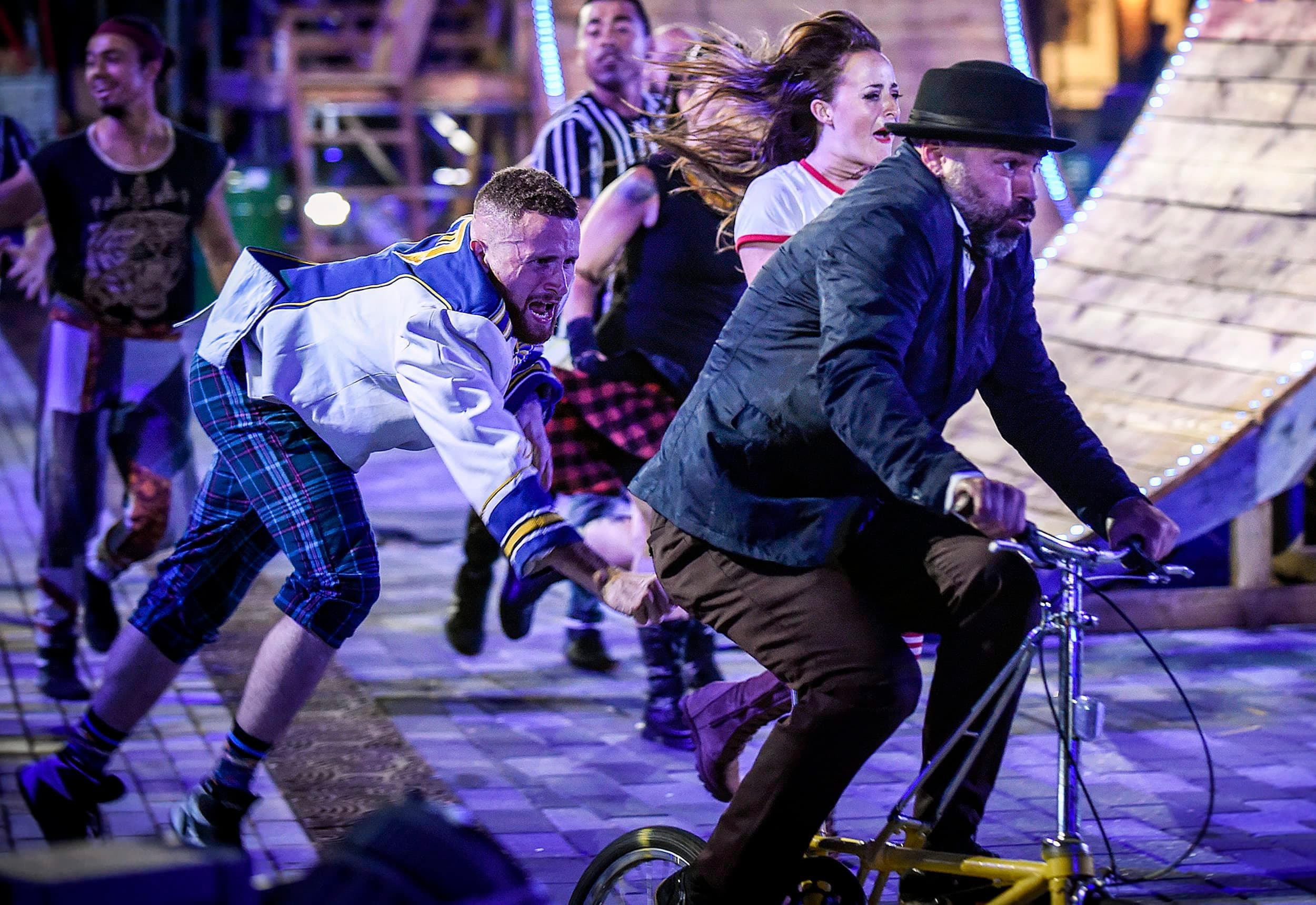 Les artistes de la troupe FLIP Fabrique offriront, durant tout l’été, de courtes performances dans une vingtaine de villes au Québec.