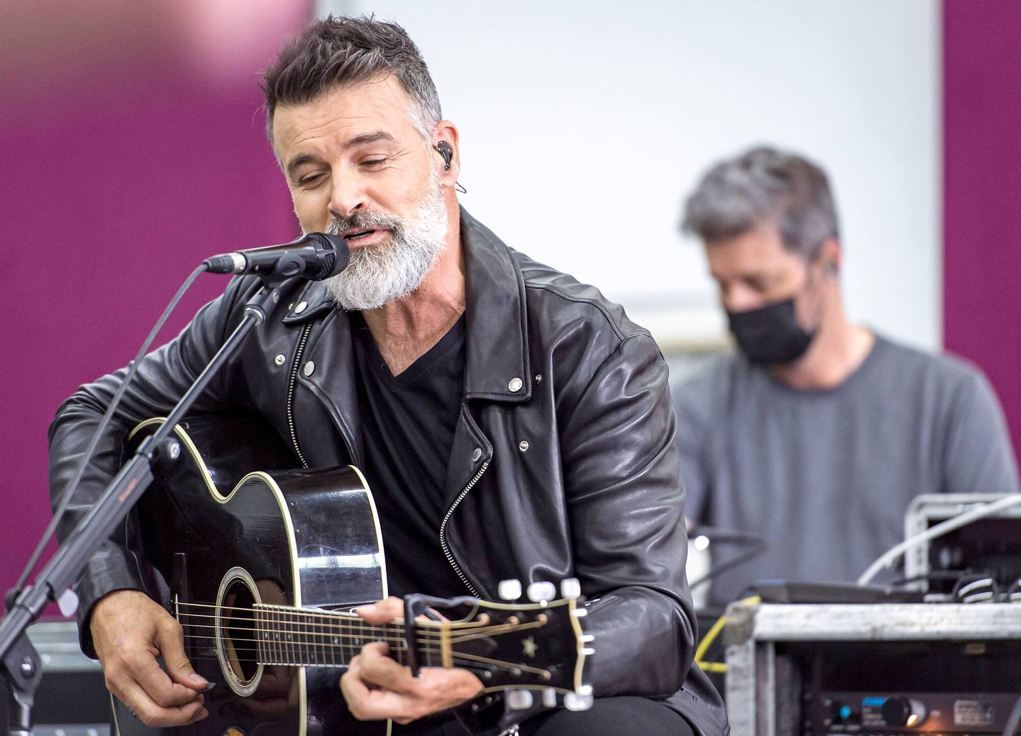 Roch Voisine a accueilli les médias cette semaine durant l’une de ses répétitions avec ses musiciens.