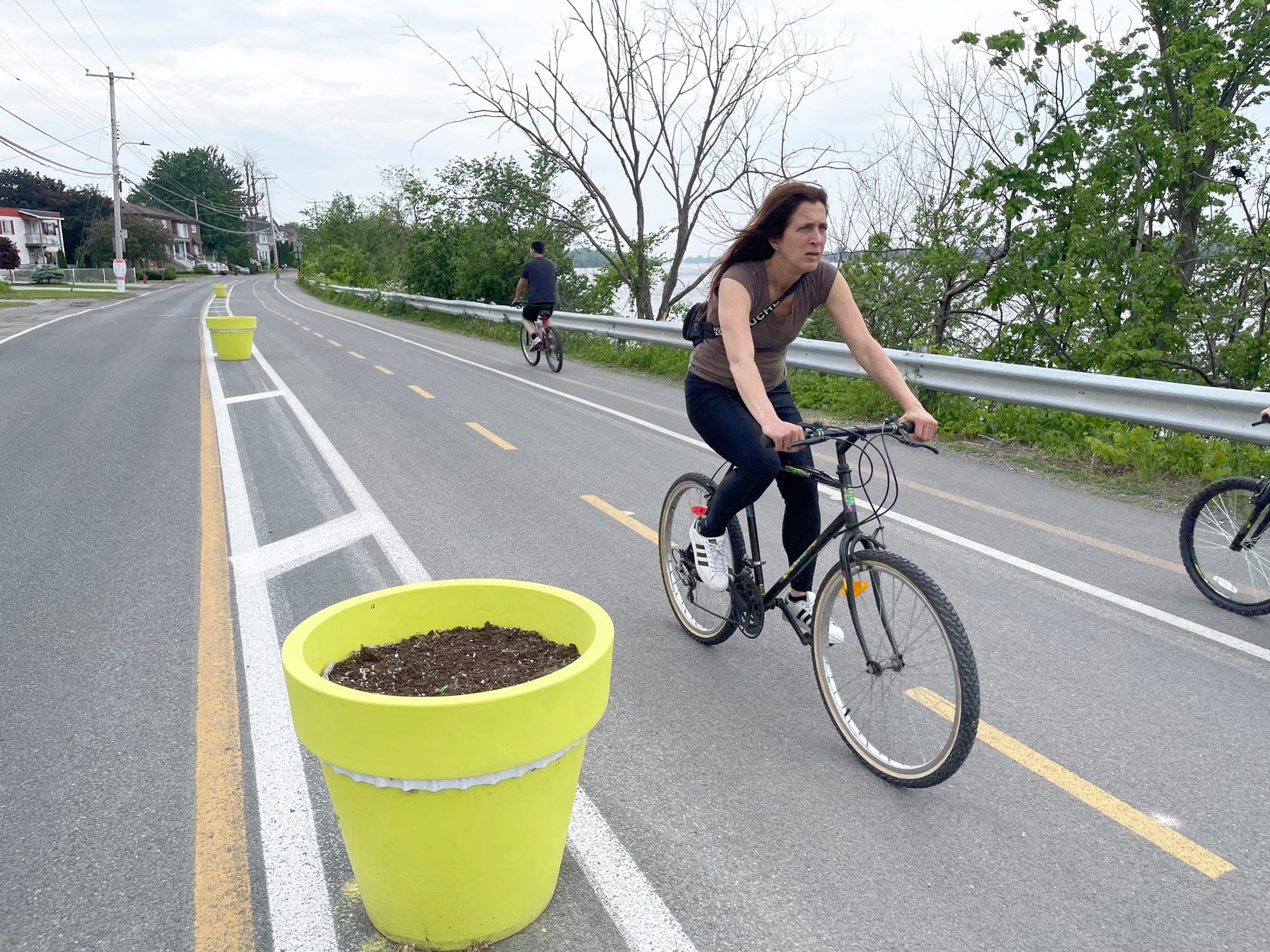 Même un mercredi matin, la nouvelle piste du boulevard Gouin était utilisée.