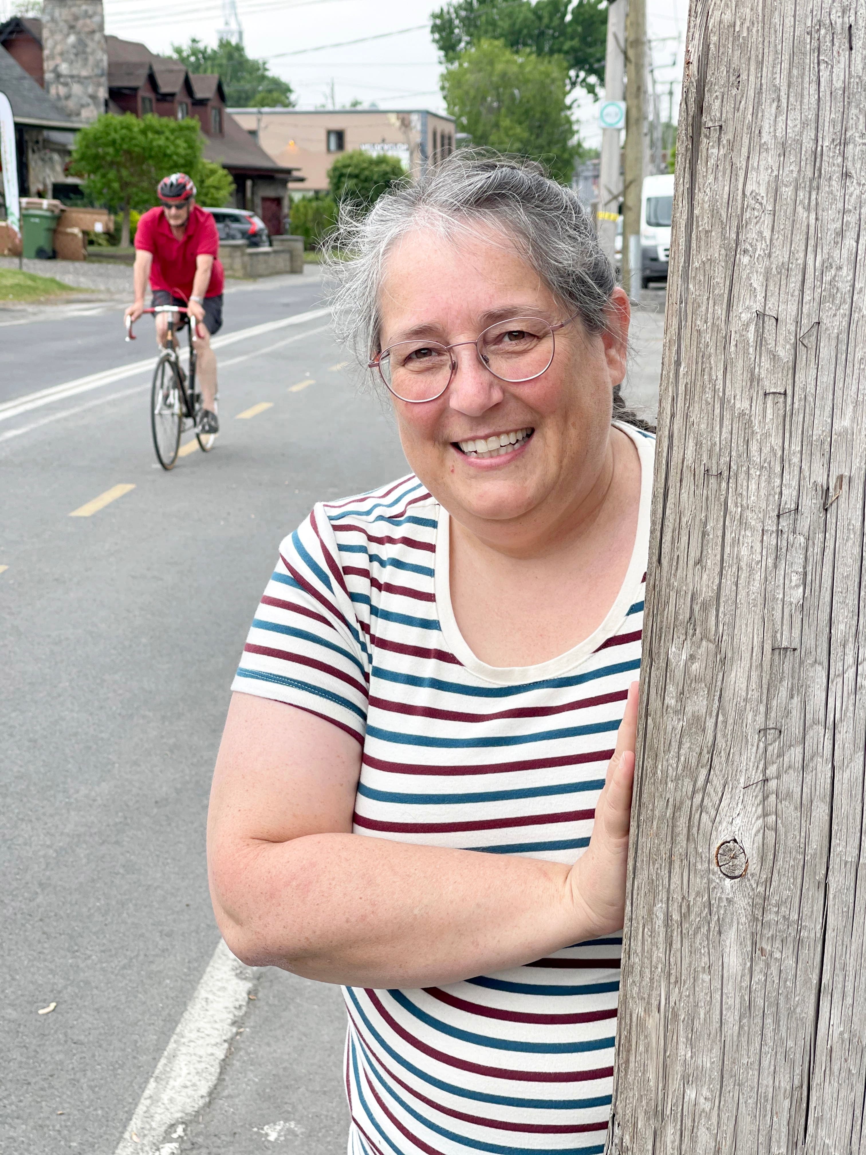 Corinne Tastayre près d’un des 97 poteaux qui encombraient il y a encore deux ans la piste cyclable de l’est du boulevard Gouin.