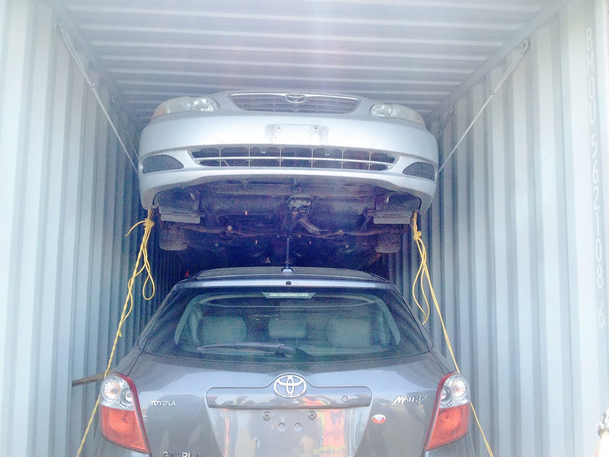 Des voitures retrouvées dans des conteneurs au port de Montréal grâce au système de repérage Tag.