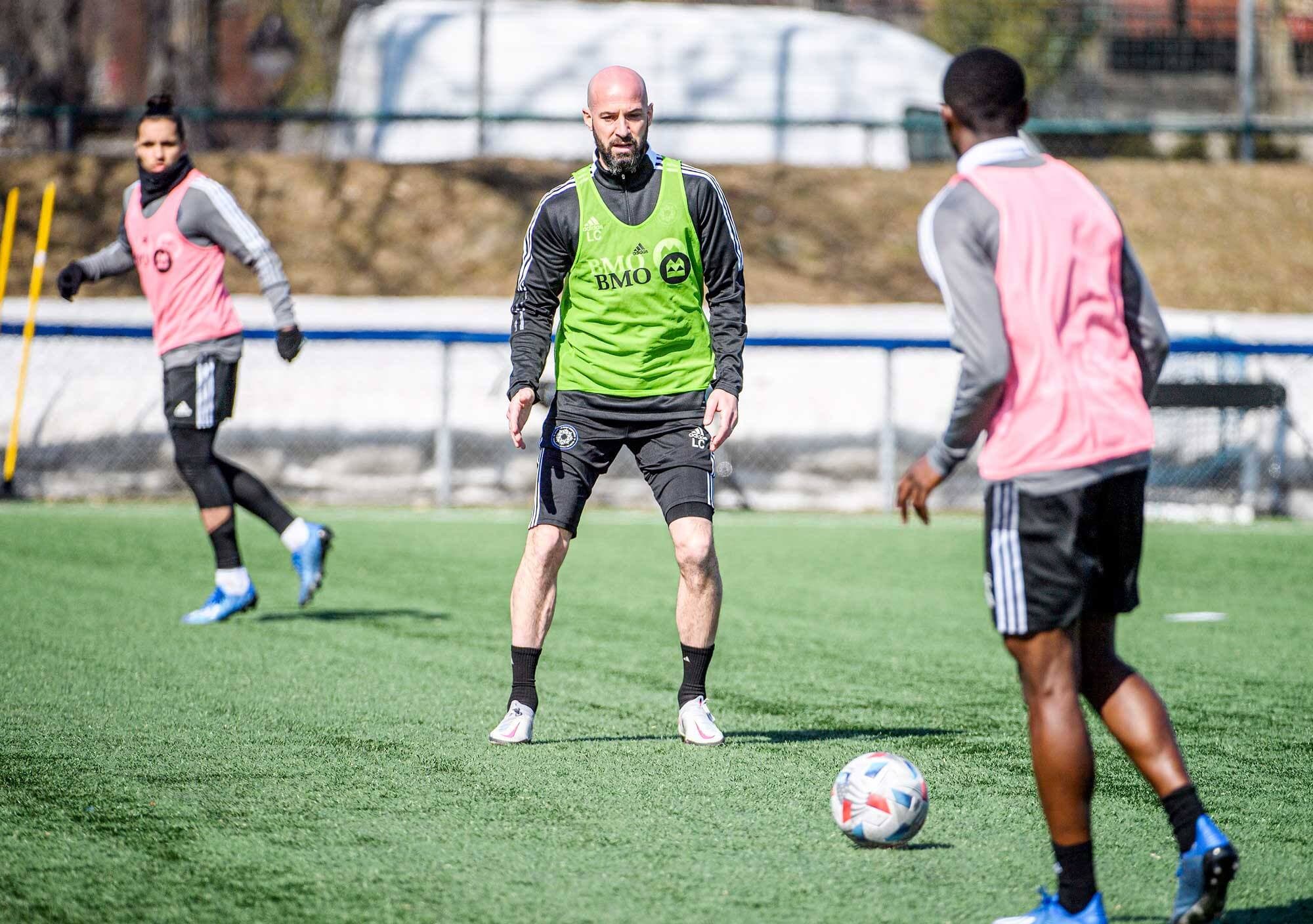 L’entraîneur-adjoint Laurent Ciman lors d’une entraînement en mars dernier au Centre Nutrilait.