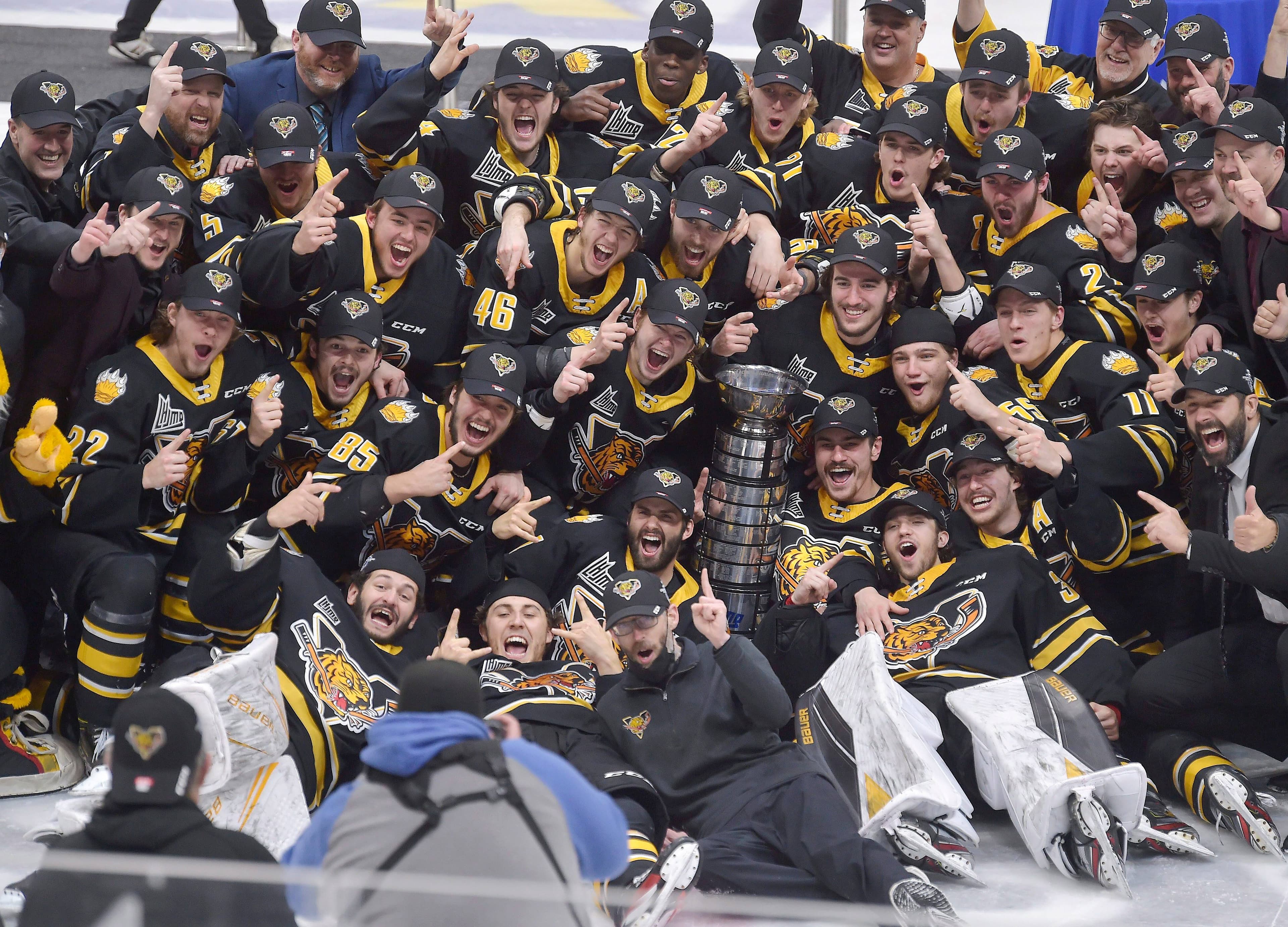 L’équipe des Tigres de Victoriaville après leur victoire de samedi soir, peu avant les faits allégués à l’hôtel.