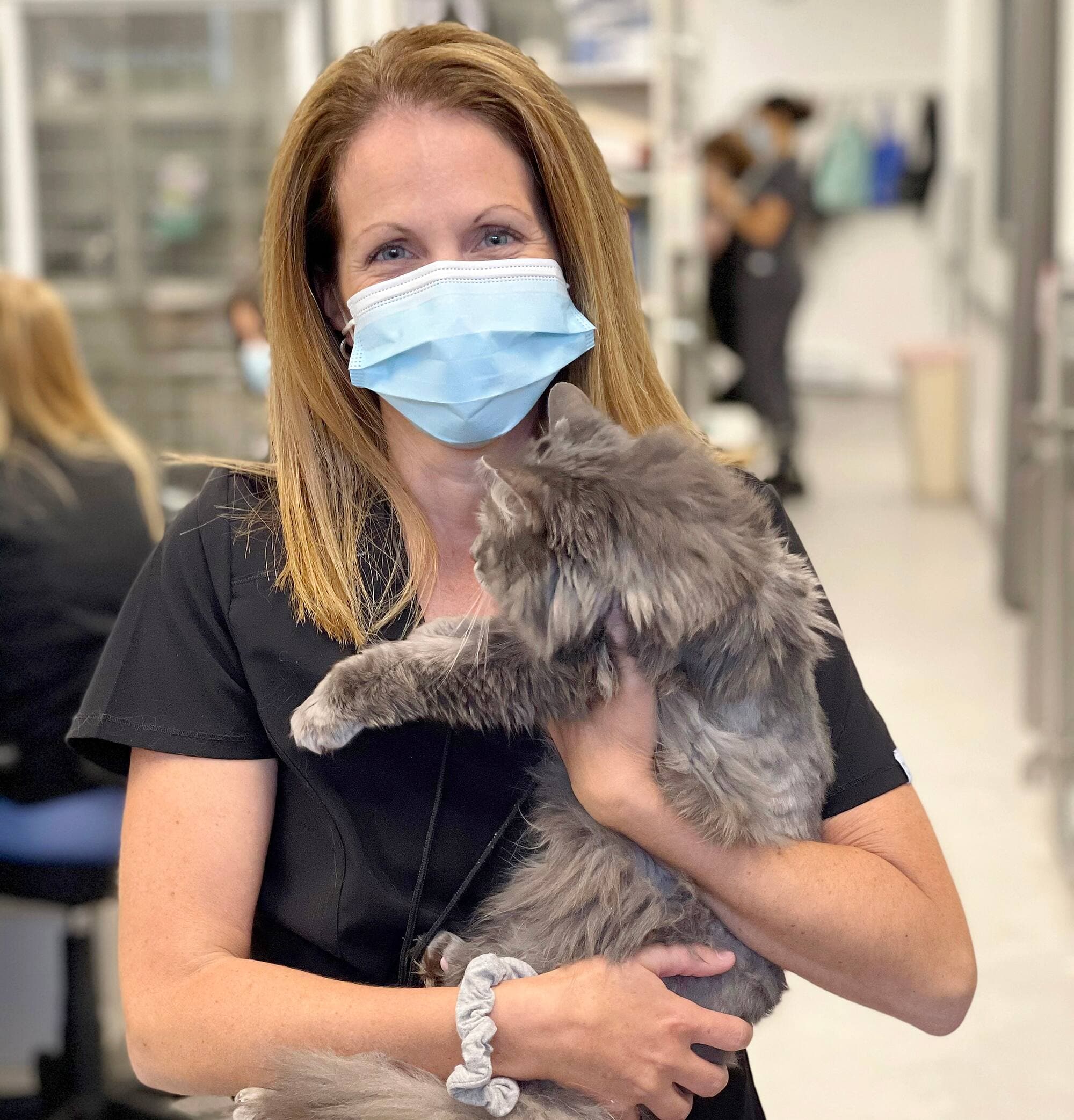 La directrice de l’hôpital, Amélie Blackburn, s’habille en technicienne parce qu’elle doit souvent prêter main-forte.