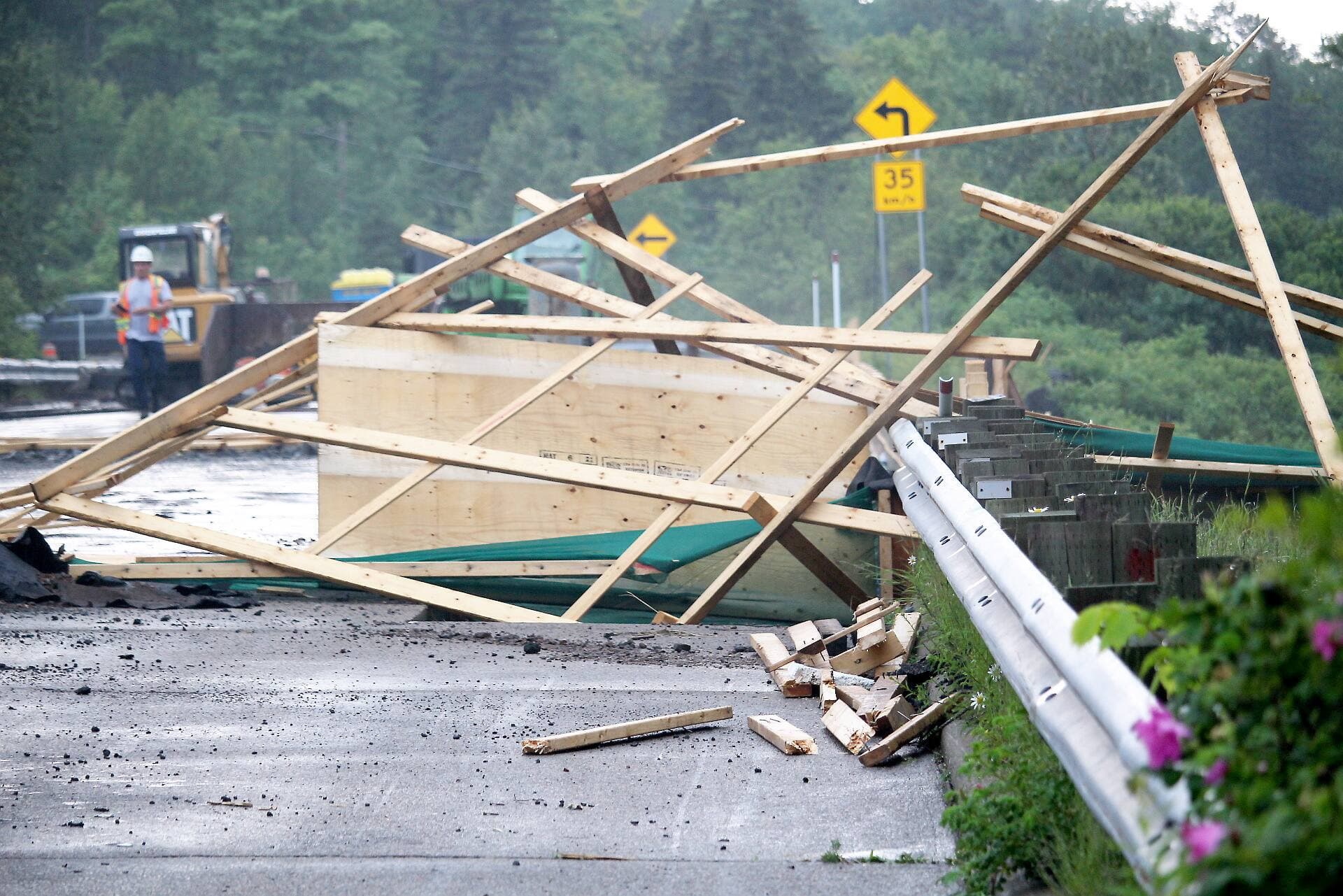 Les forts vents ont fait tomber la structure en bois servant à la réparation du chemin Sagamité au-dessus de l’autoroute Laurentienne au nord de Québec. Des morceaux de bois se sont retrouvés sur l’autoroute sans heureusement heurter d’automobilistes.