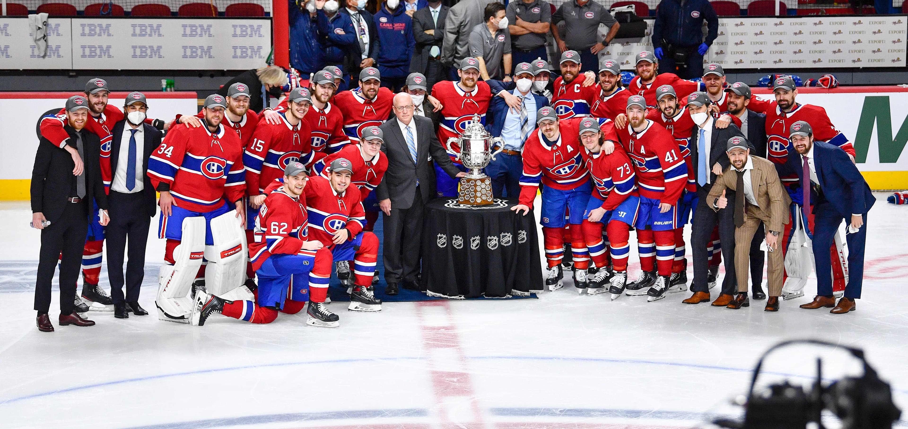 Pour la première fois de son histoire, le Canadien a mis la main sur le trophée Clarence S. Campbell, remis normalement aux champions de l’Association de l’Ouest. Quand Bill Daly, adjoint au commissaire de la LNH a présenté le trophée, les joueurs se sont abstenus d’y toucher.