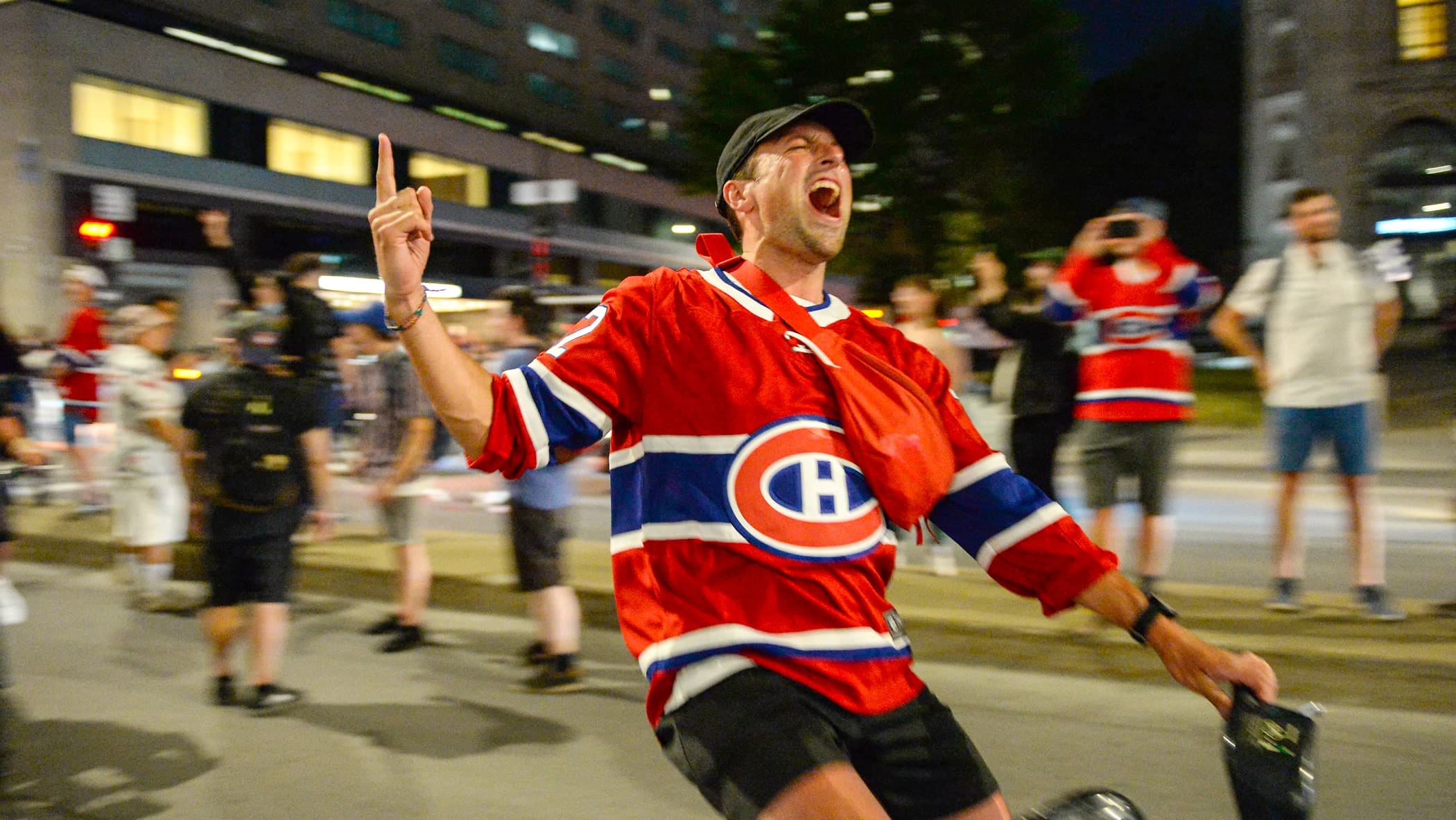 Un partisan du Canadien célébrait bruyamment après la victoire.