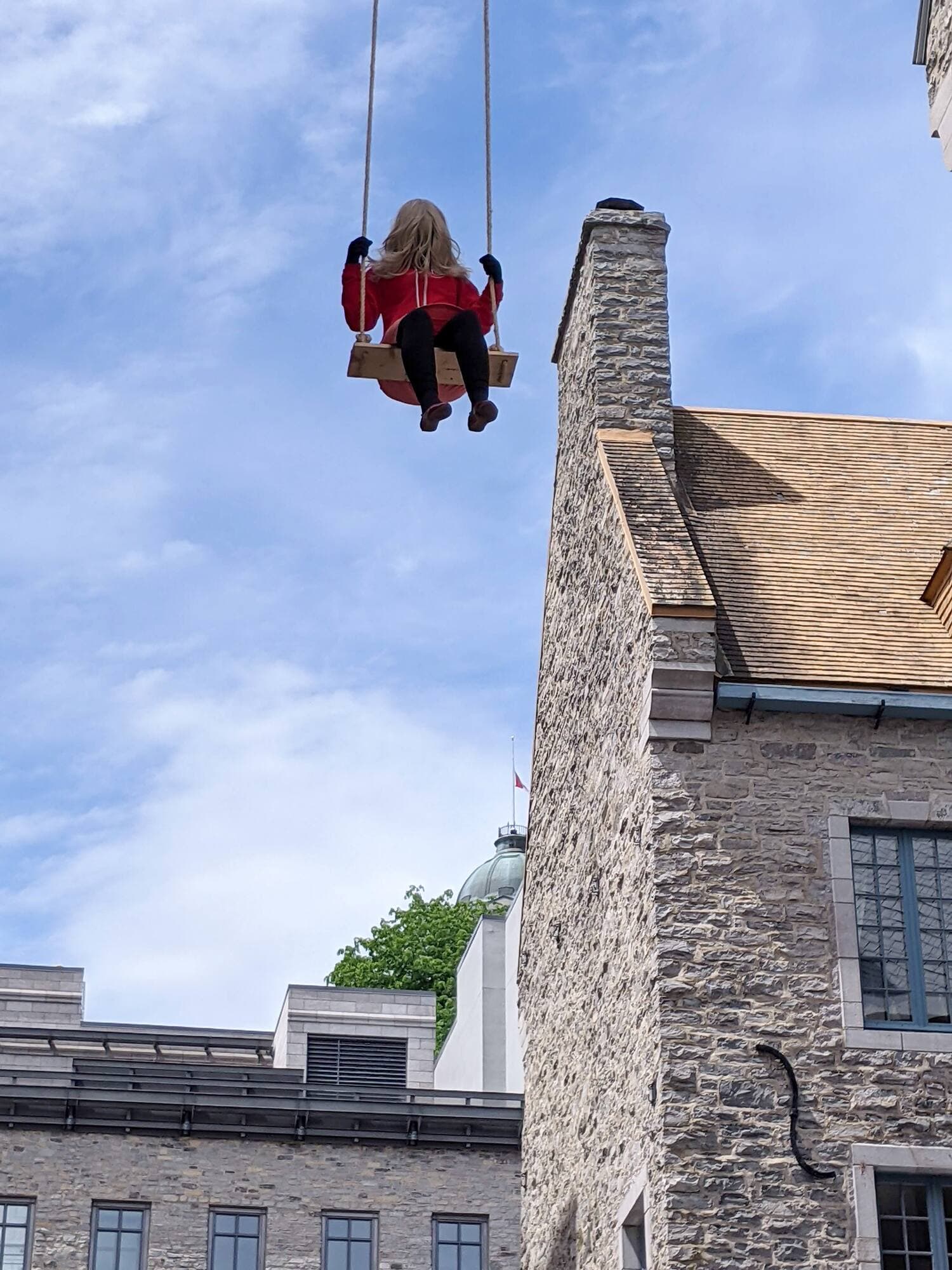 Les aventures ludiques des personnages hyperréalistes de l’artiste américain Mark Jenkins.